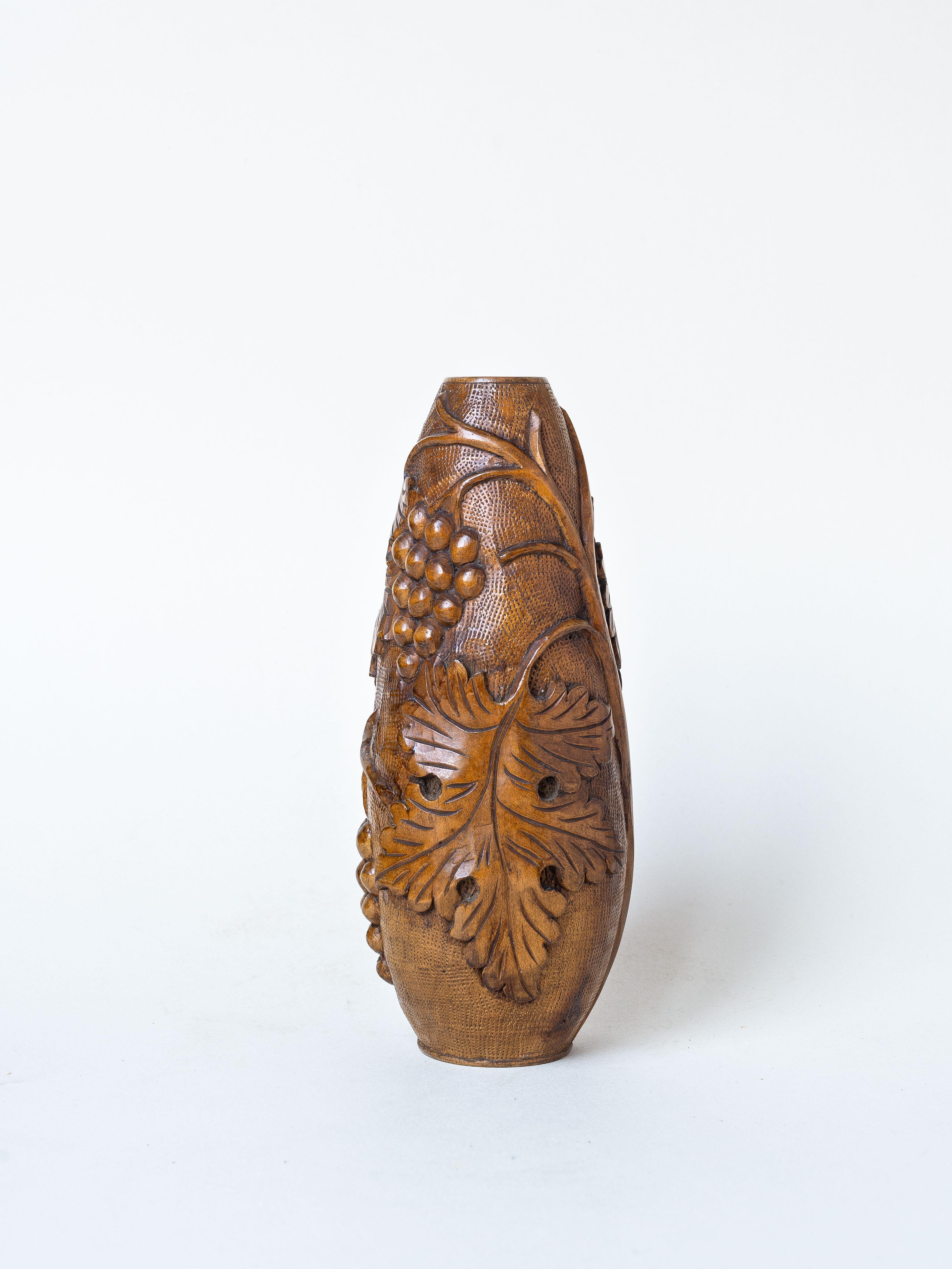 Hand-Carved Wooden Vase, Grapes and Leaves pattern, France 1960s In Good Condition For Sale In ROUEN, Normandie