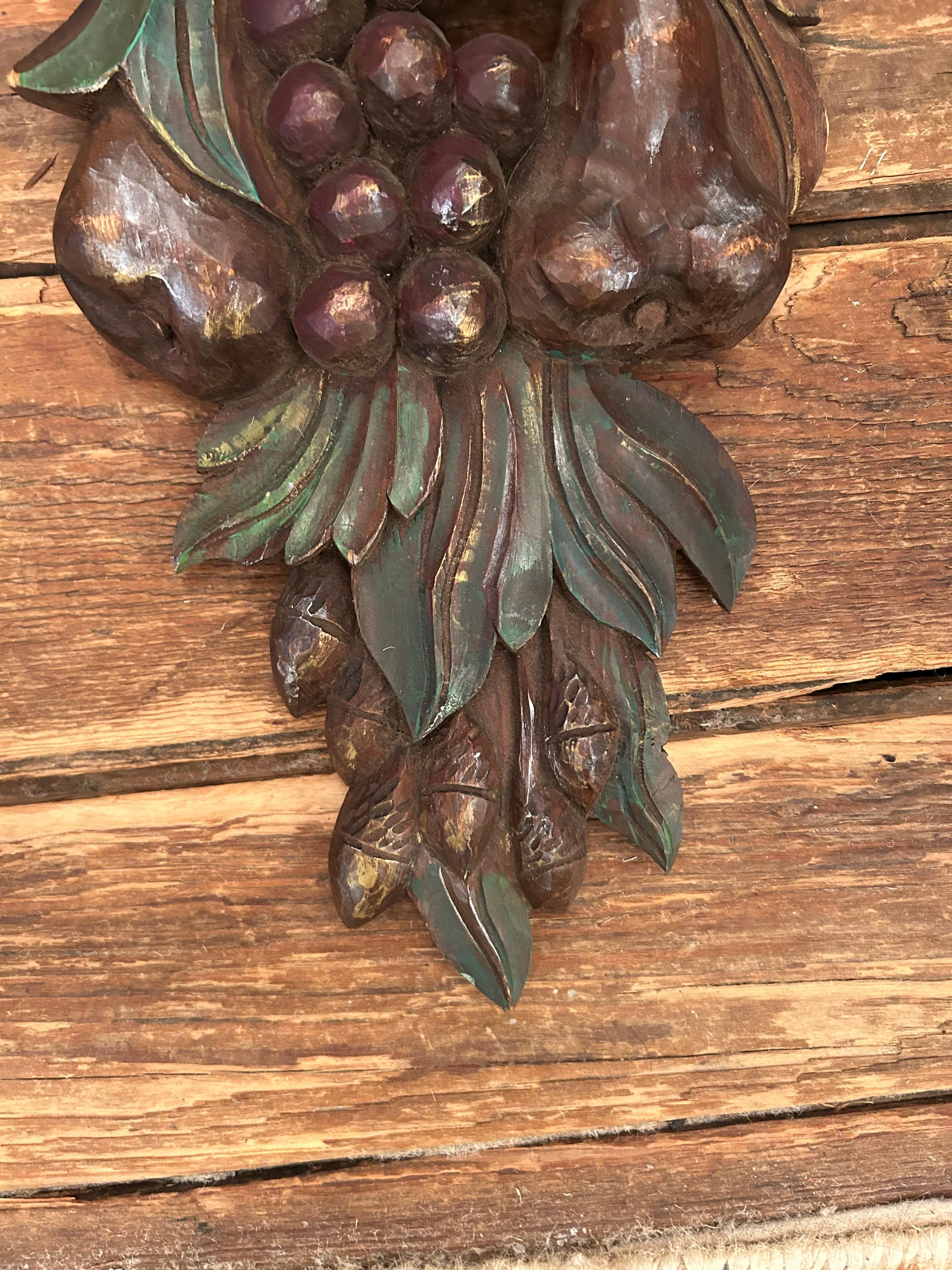 Handgeschnitzte Vintage-Wandständer aus Holz, Vintage-Kunstskulptur (amerikanisch) im Angebot