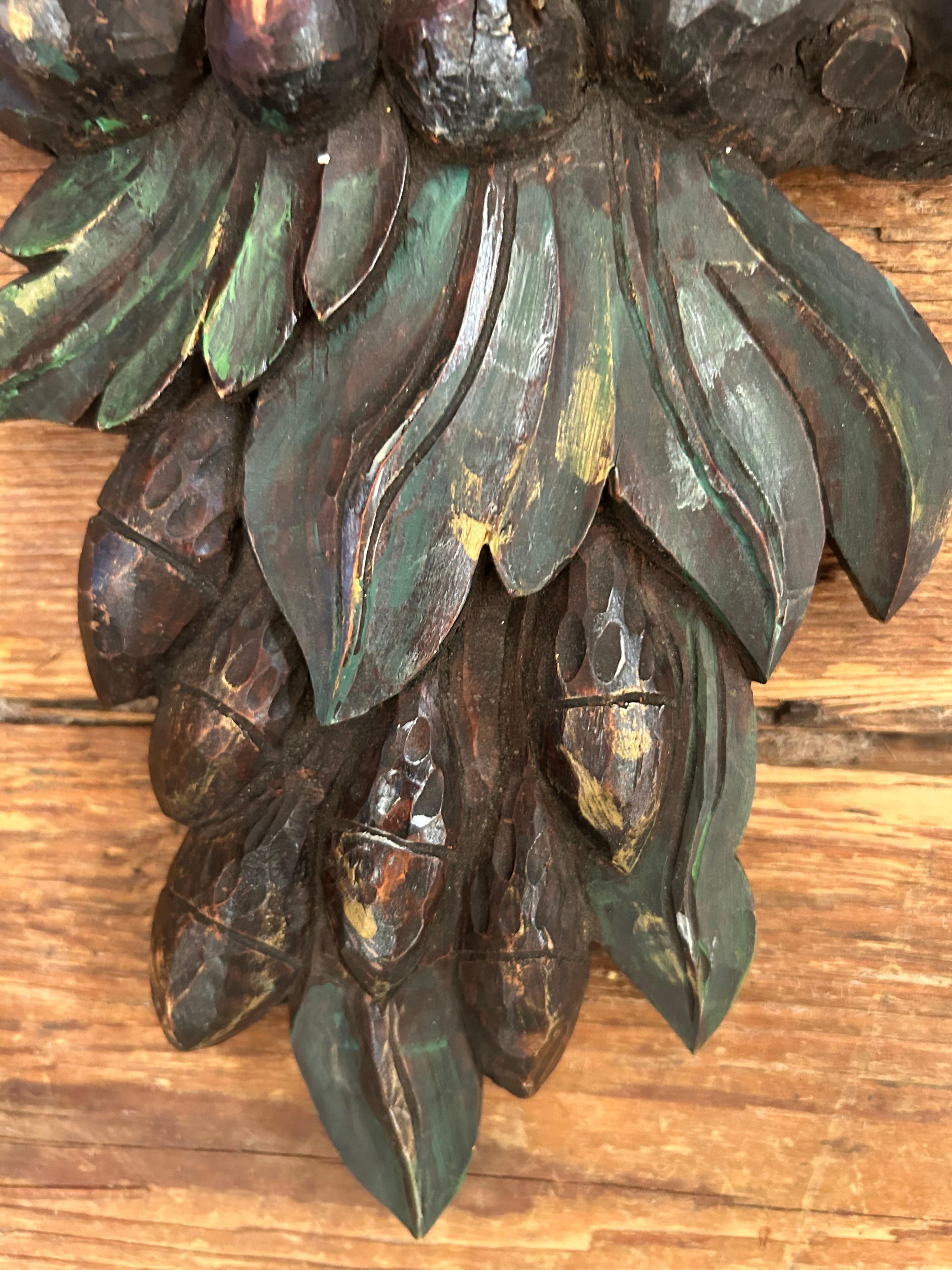 Handgeschnitzte Vintage-Wandständer aus Holz, Vintage-Kunstskulptur (Handbemalt) im Angebot