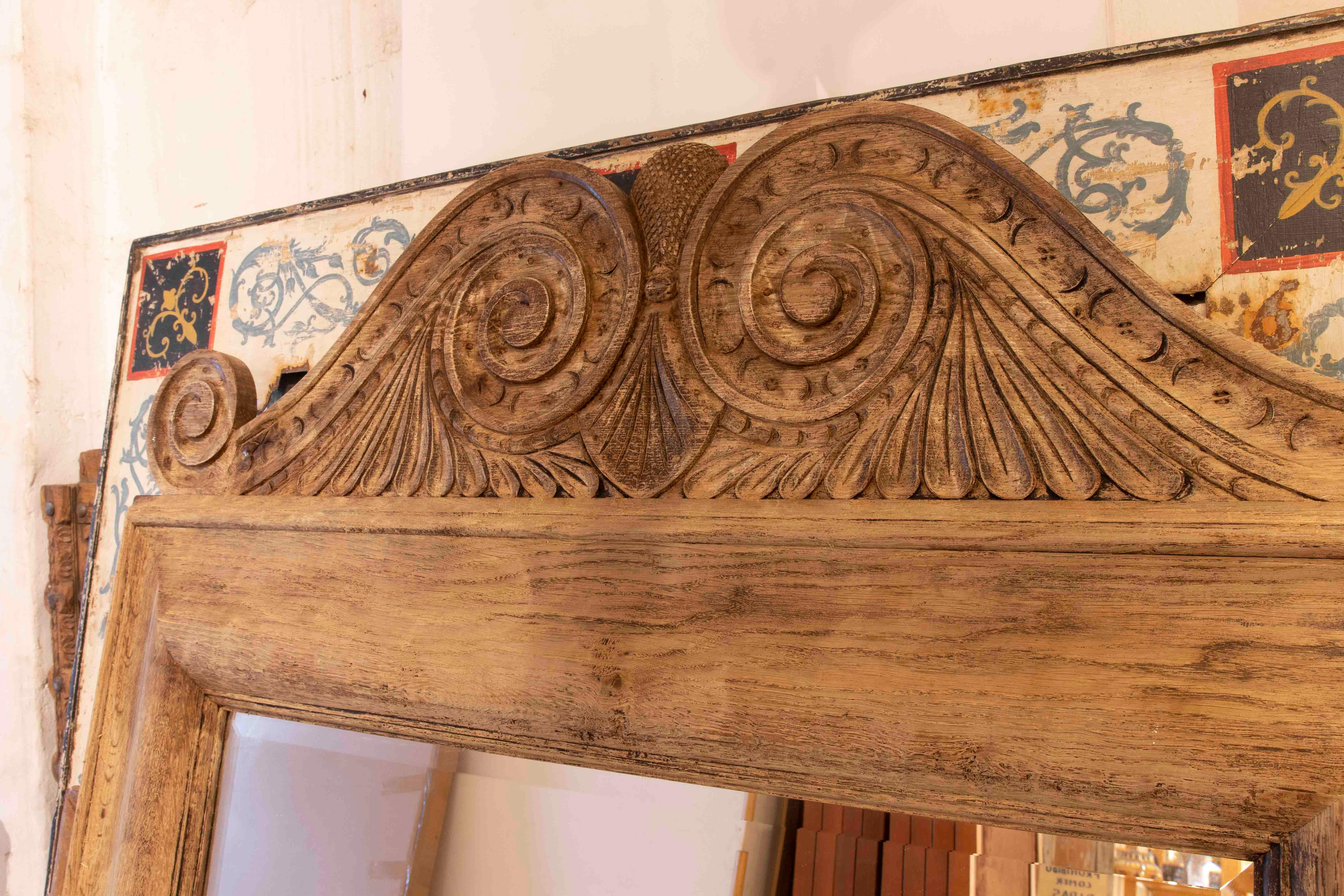 Hand-Carved Wooden Wall Mirror with Top In Good Condition For Sale In Marbella, ES