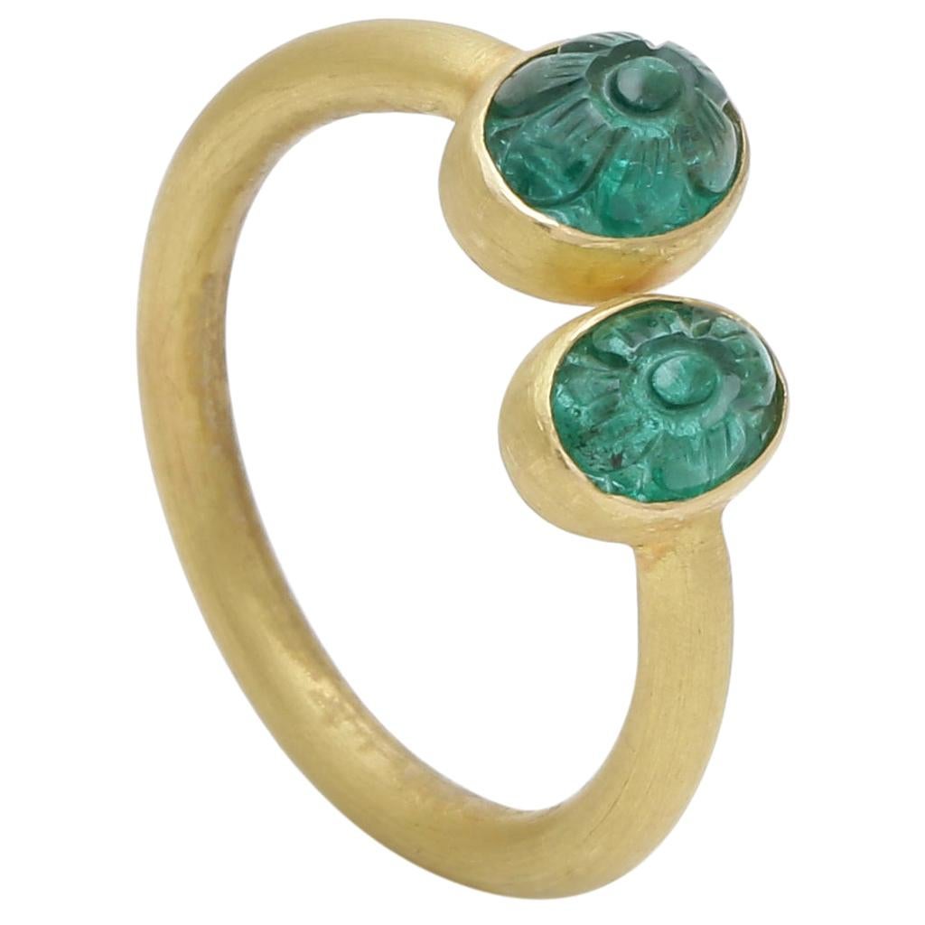 Anillo de 2 piedras con cabujones de Zambia tallados a mano en oro mate de 22 quilates