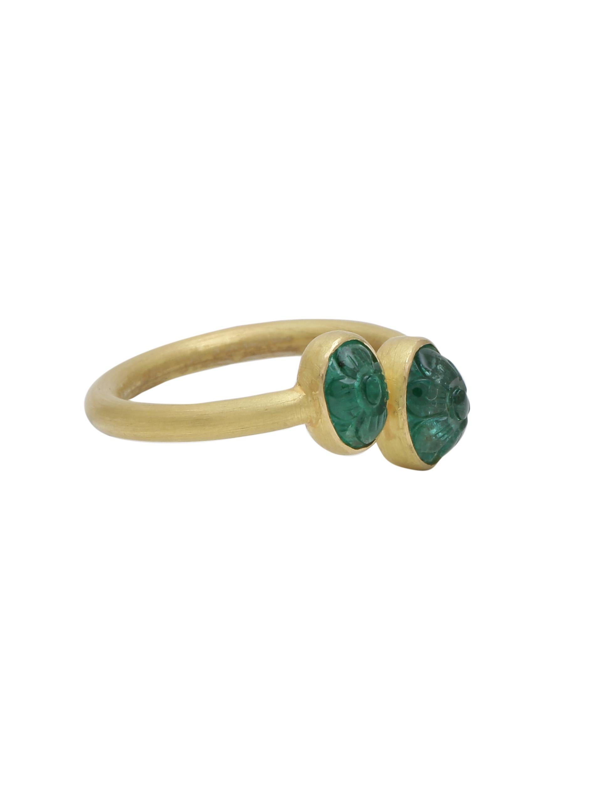 2 Cabochon di smeraldo scolpiti a mano e incastonati in oro giallo 22 carati con finitura opaca.
Gli smeraldi intagliati provengono dallo Zambia e presentano un motivo floreale, ispirato all'antica arte moghul di incattivire. Un anello piccolo e