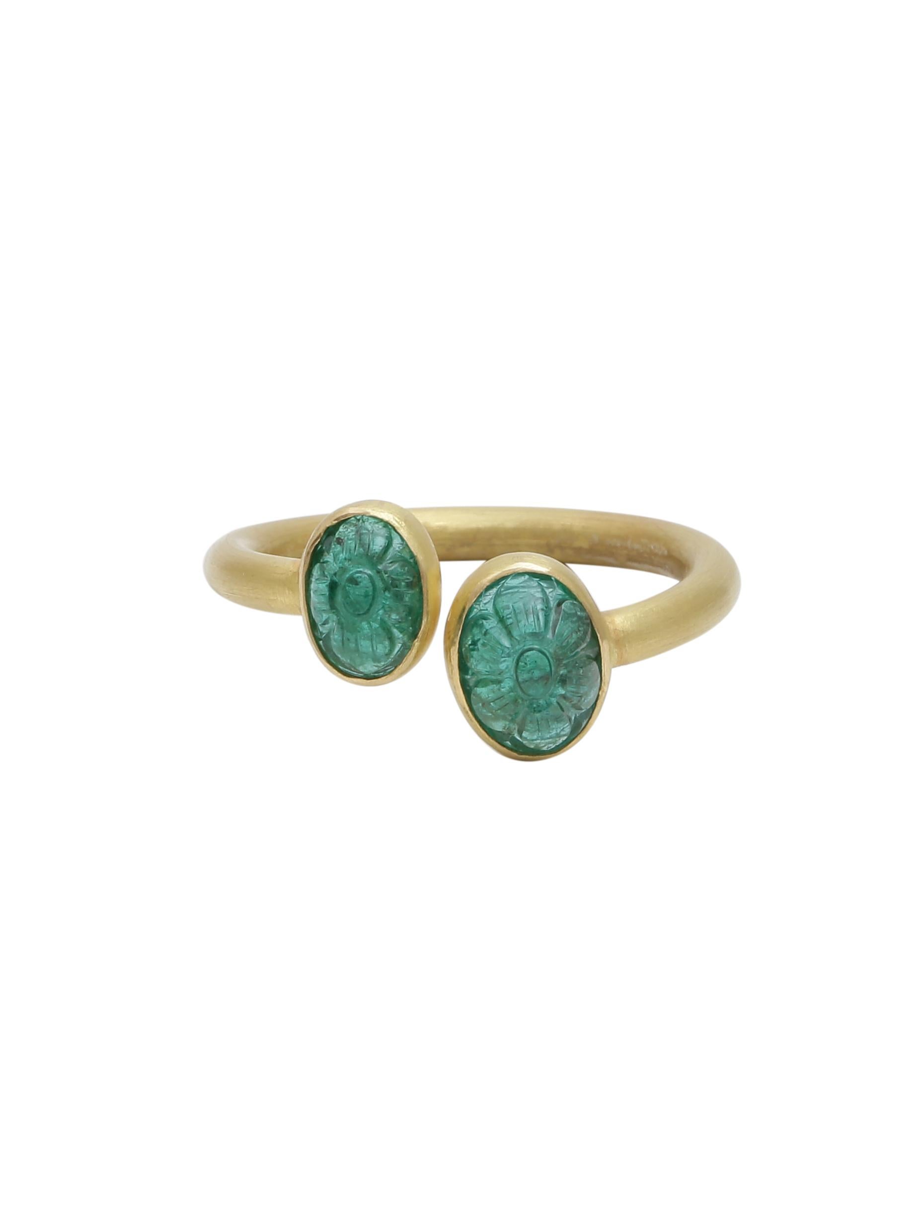 Art Déco Anello a 2 pietre con cabochon dello Zambia intagliati a mano in oro opaco 22 carati in vendita