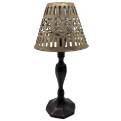 Porte-bougies en bronze moulé à la main avec abat-jour réticulé percé en métal argenté