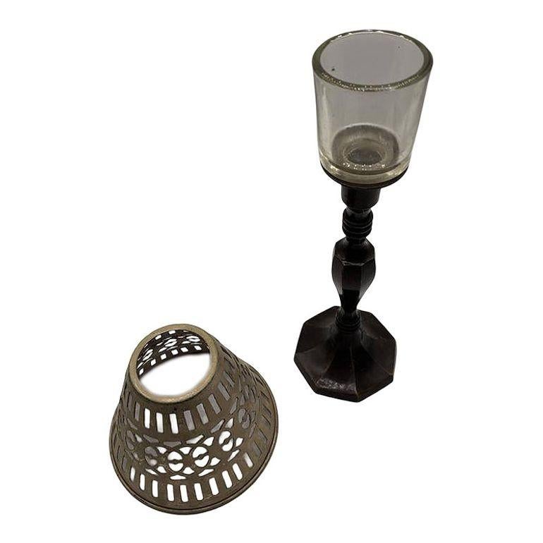 Milieu du XXe siècle Porte-bougies en bronze moulé à la main avec abat-jour réticulé percé en métal argenté en vente