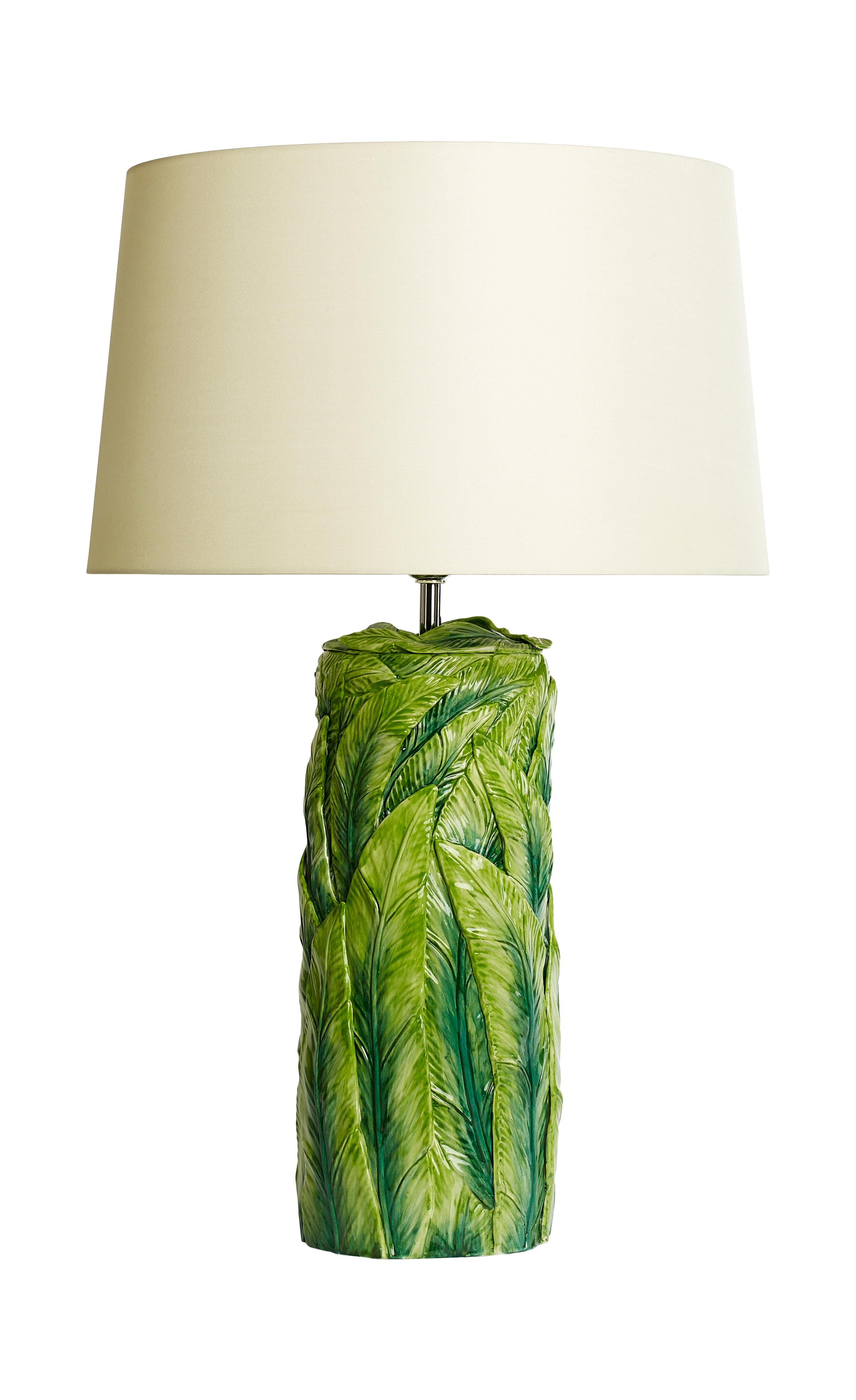 Handgegossene Dschungelblatt-Tischlampe aus Keramik in handbemalter grüner Glasur (Hollywood Regency) im Angebot
