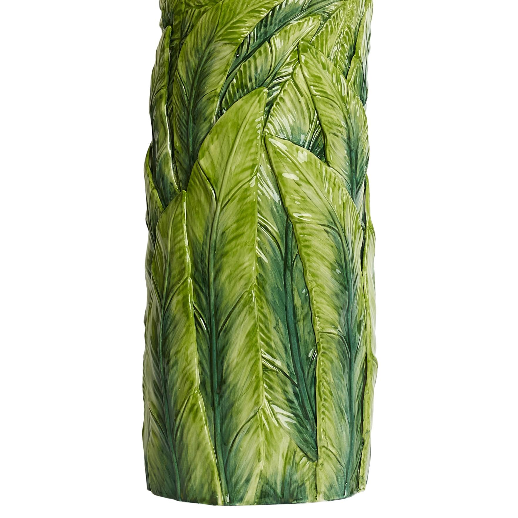 Handgegossene Dschungelblatt-Tischlampe aus Keramik in handbemalter grüner Glasur (Handgeschnitzt) im Angebot