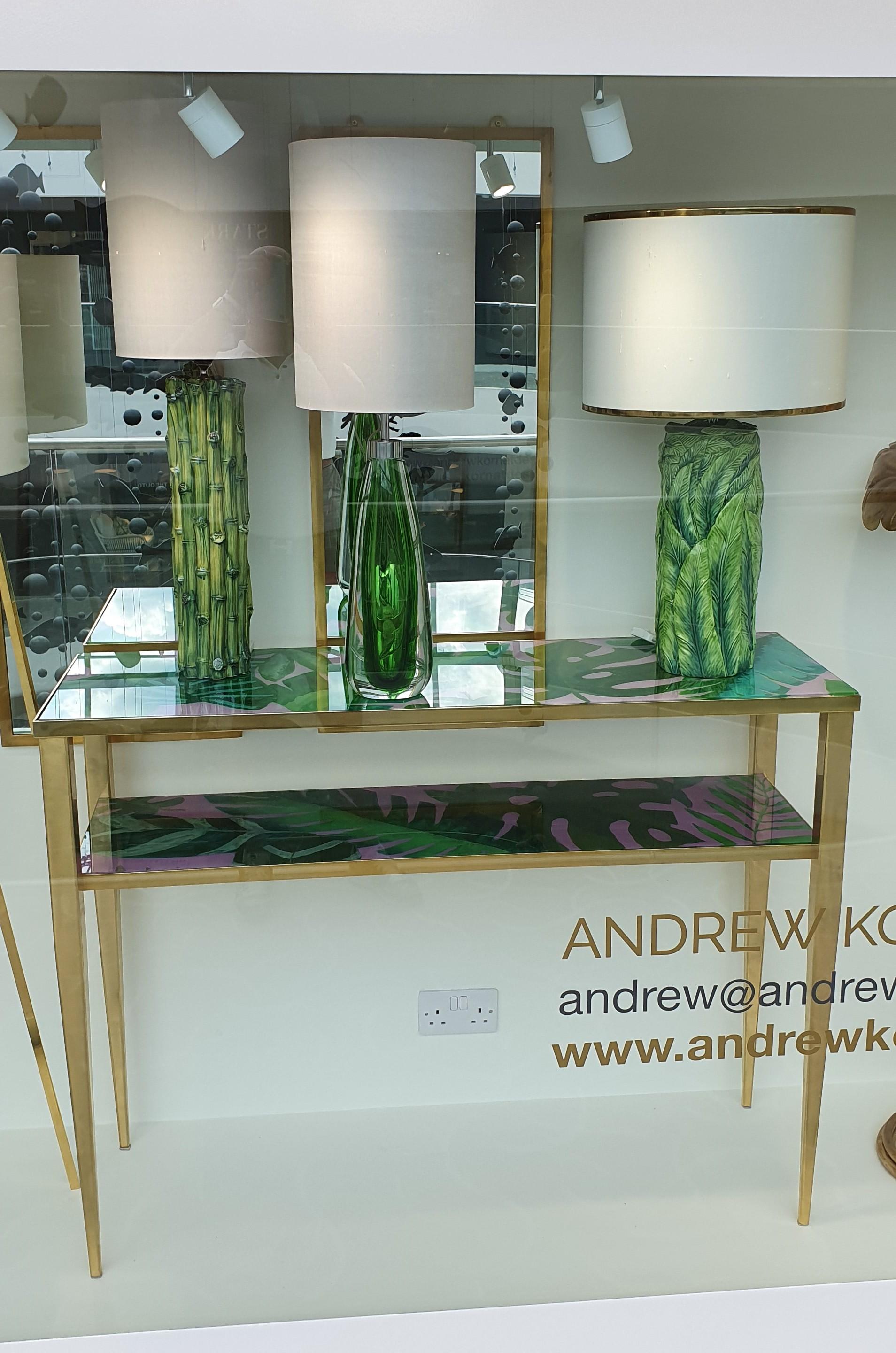 Handgegossene Dschungelblatt-Tischlampe aus Keramik in handbemalter grüner Glasur im Zustand „Neu“ im Angebot in London, GB