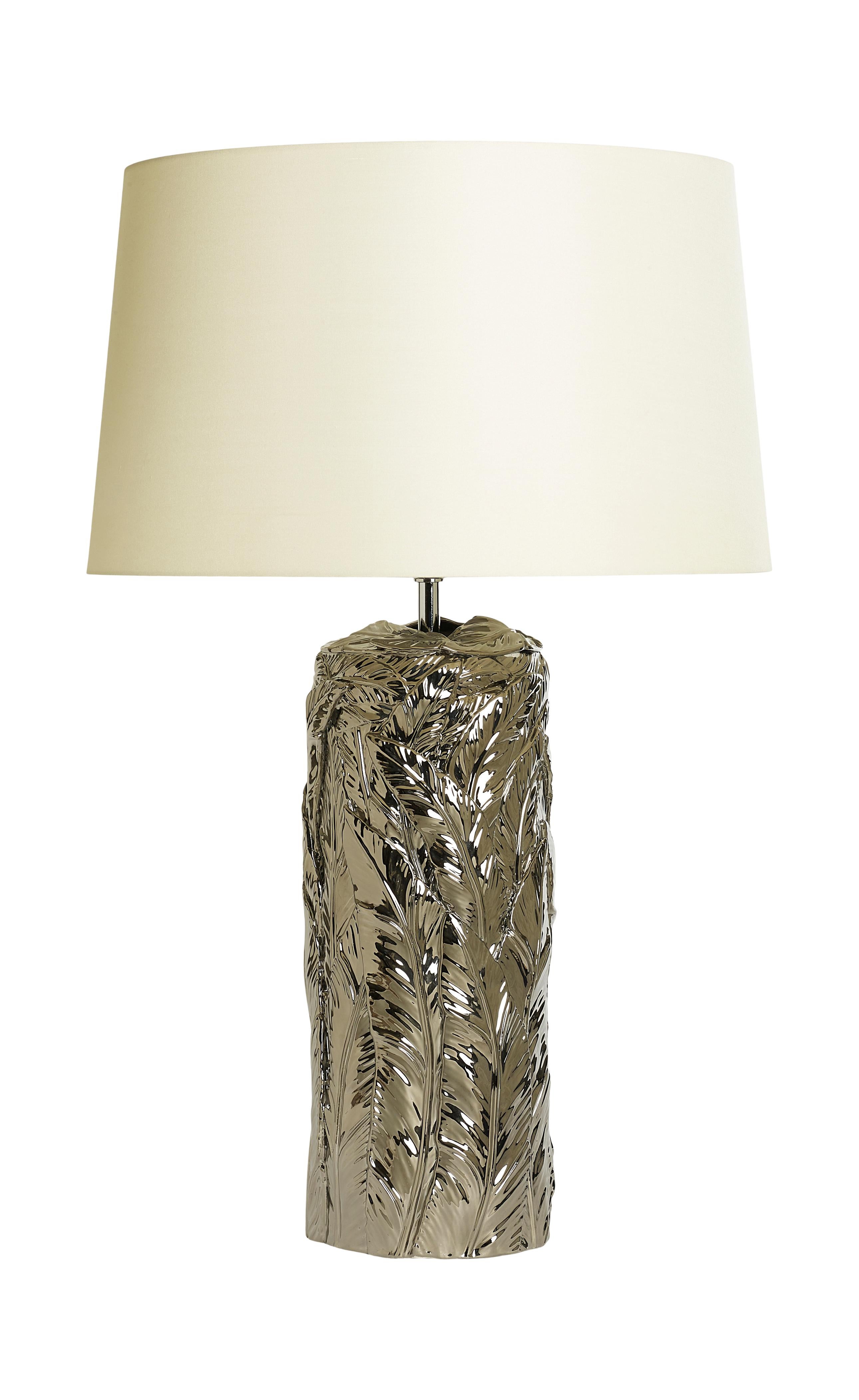 Handgegossene Dschungelblatt-Tischlampe aus Keramik in handbemalter grüner Glasur (21. Jahrhundert und zeitgenössisch) im Angebot