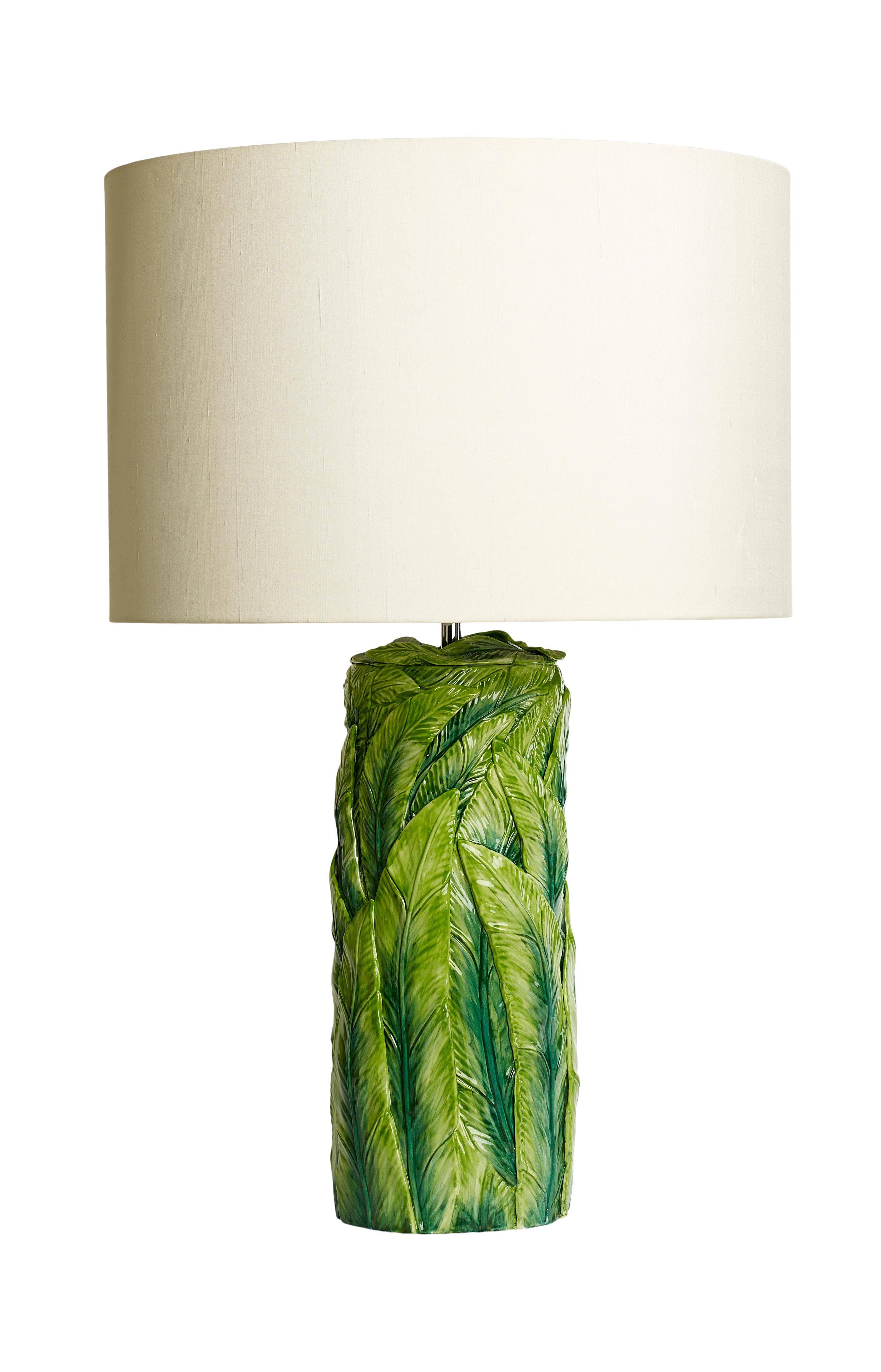 Handgegossene Dschungelblatt-Tischlampe aus Keramik in handbemalter grüner Glasur im Angebot 3