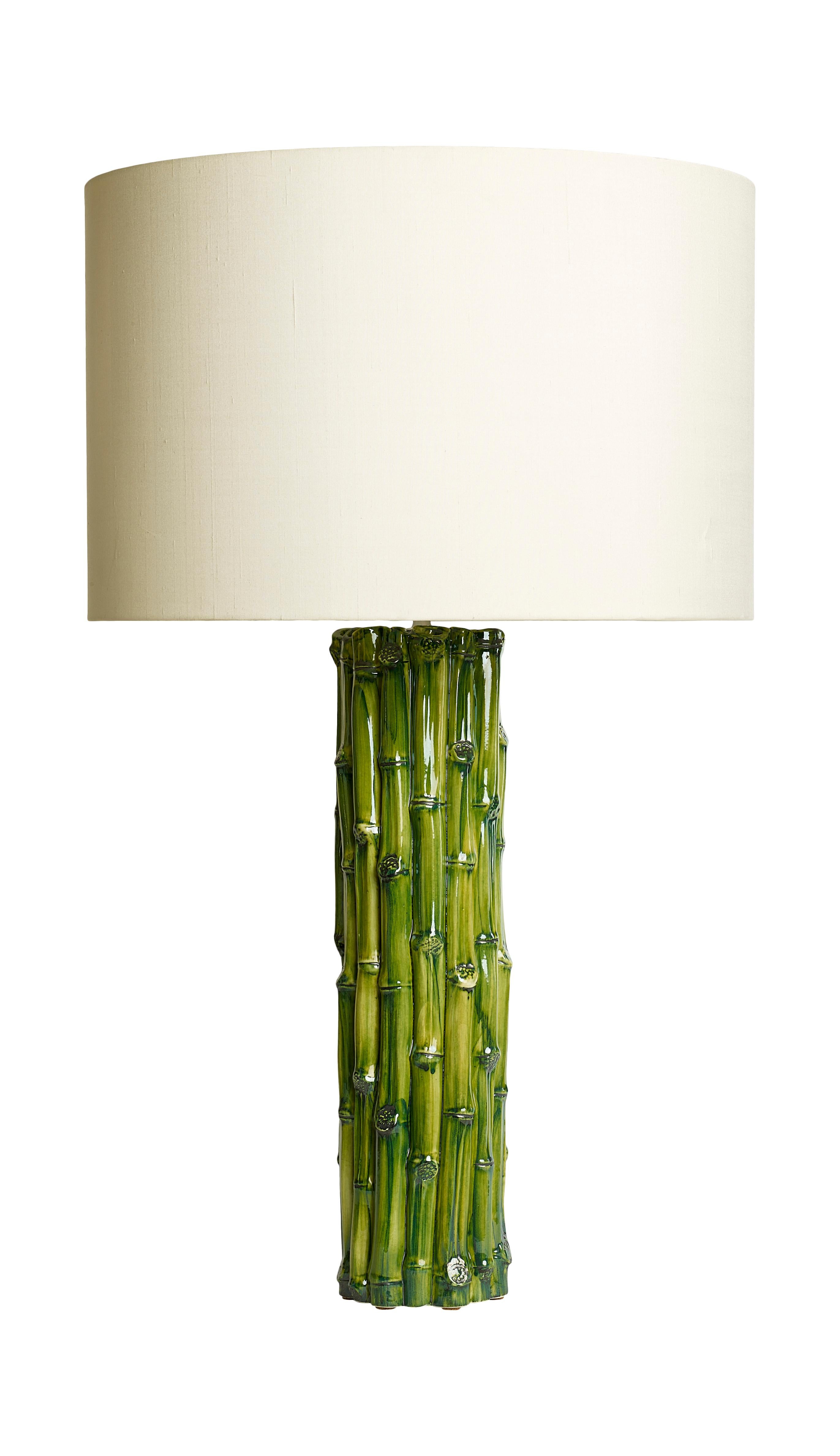 Hollywood Regency Lampada da tavolo Bamboo a cilindro alto in ceramica fusa a mano con smalto verde dipinto a mano in vendita