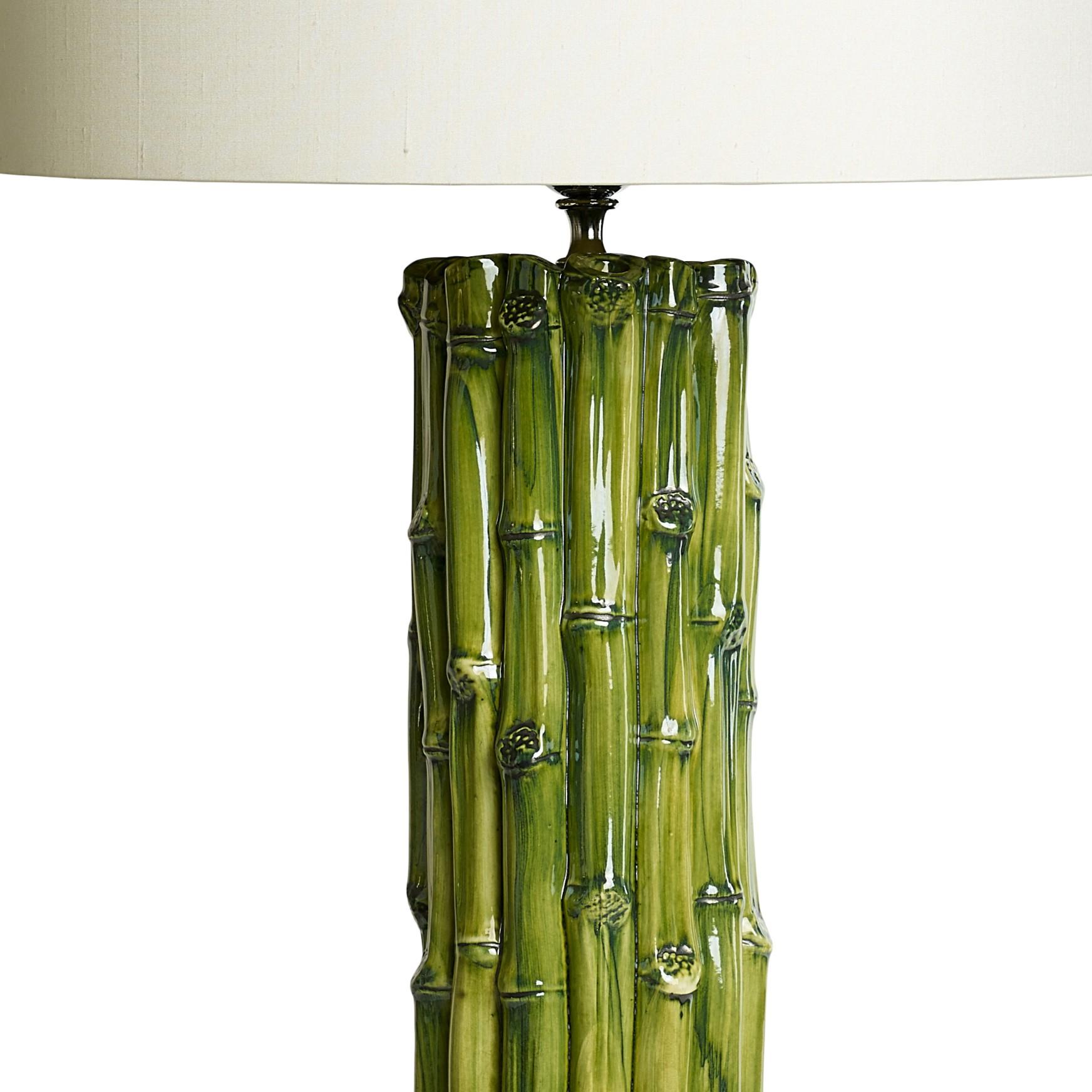 Italiano Lampada da tavolo Bamboo a cilindro alto in ceramica fusa a mano con smalto verde dipinto a mano in vendita