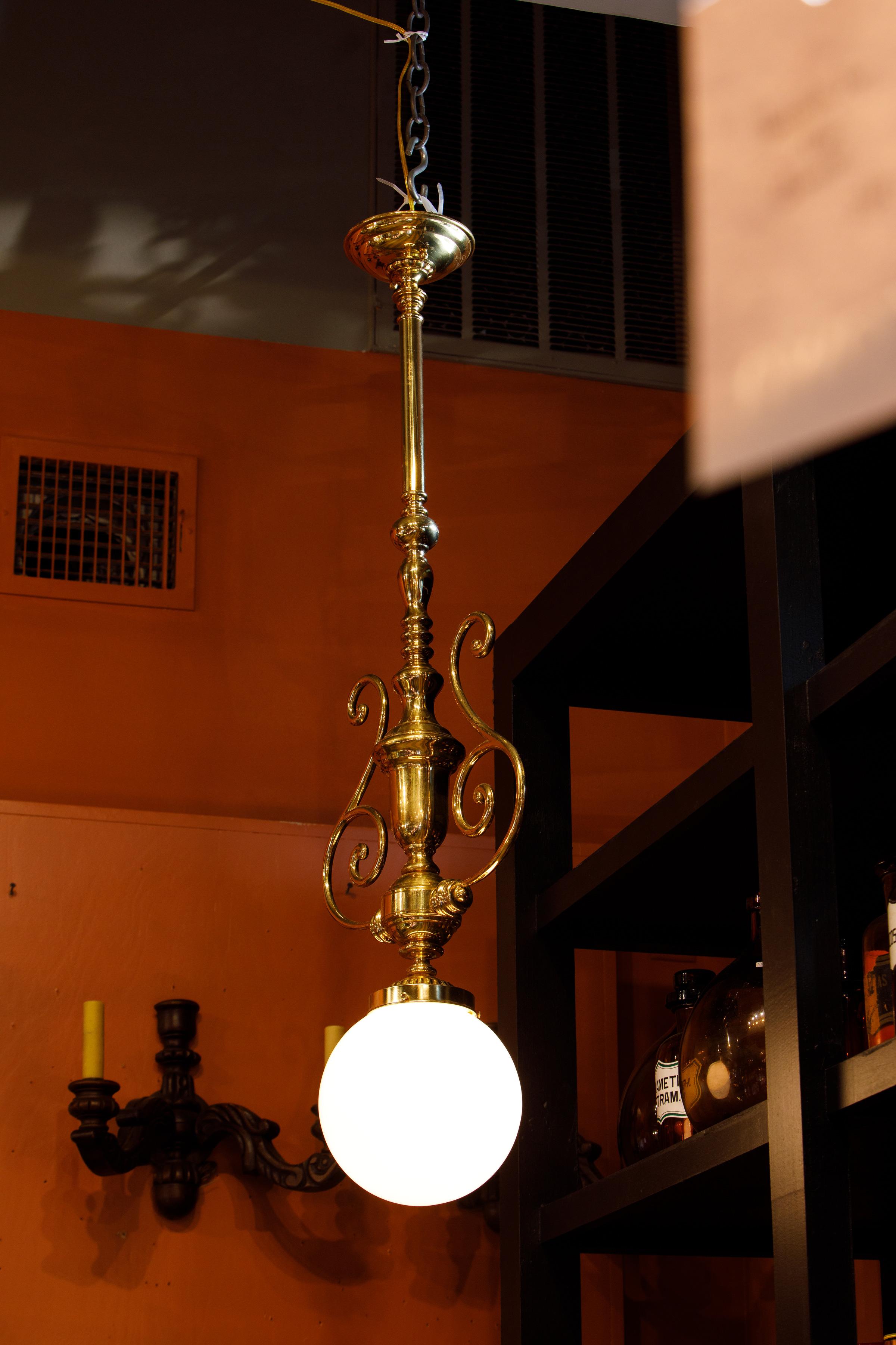 Colonial espagnol Lampe à suspension longue en laiton espagnol coulé à la main avec boule en verre dépoli blanc antique en vente