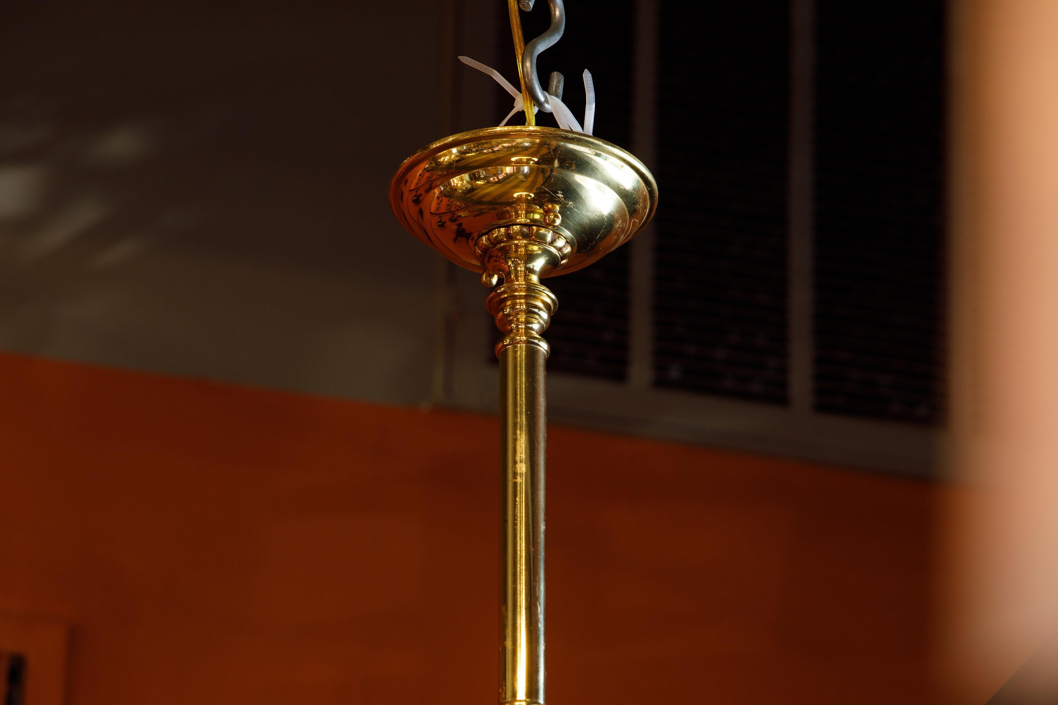 20ième siècle Lampe à suspension longue en laiton espagnol coulé à la main avec boule en verre dépoli blanc antique en vente