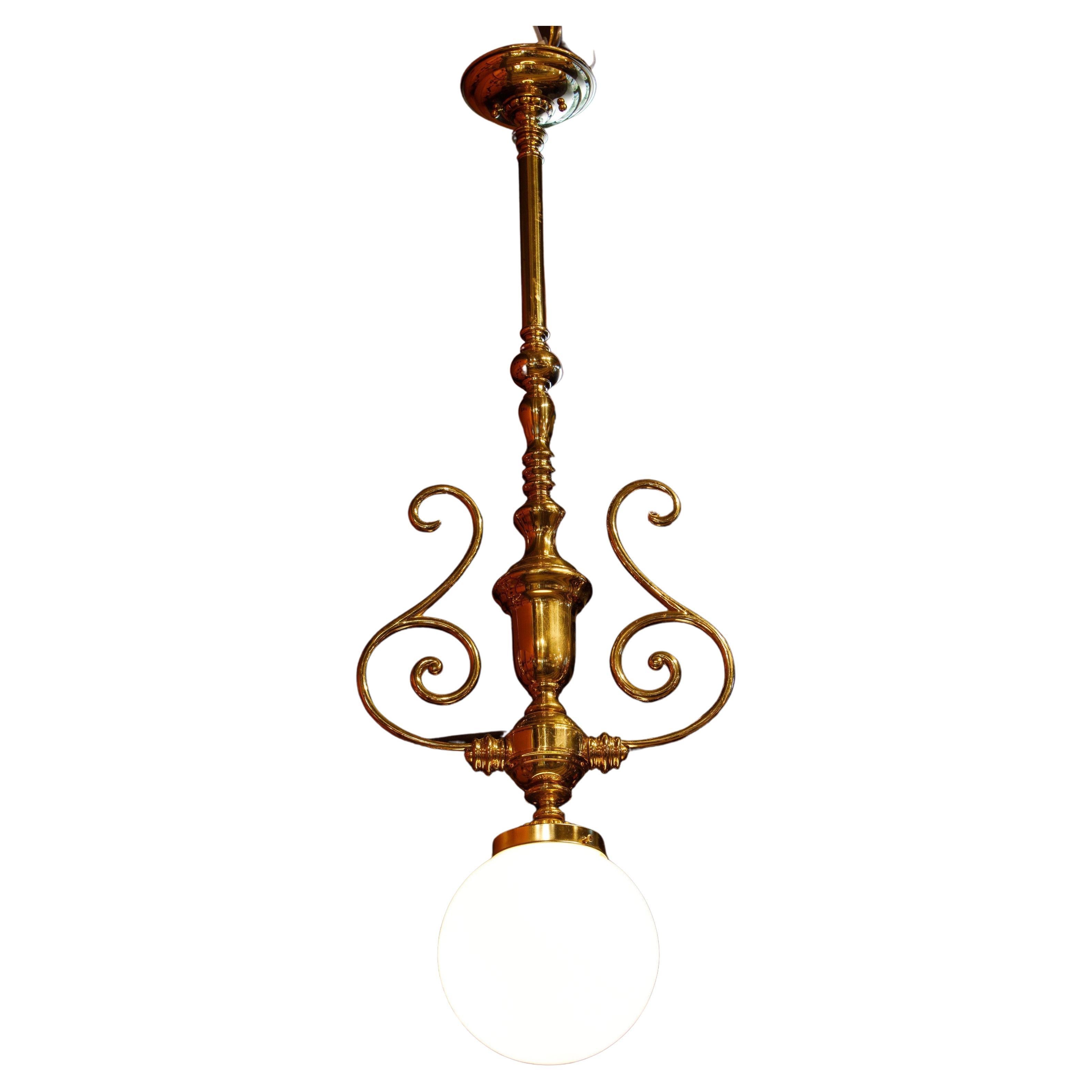 Lampe à suspension longue en laiton espagnol coulé à la main avec boule en verre dépoli blanc antique en vente