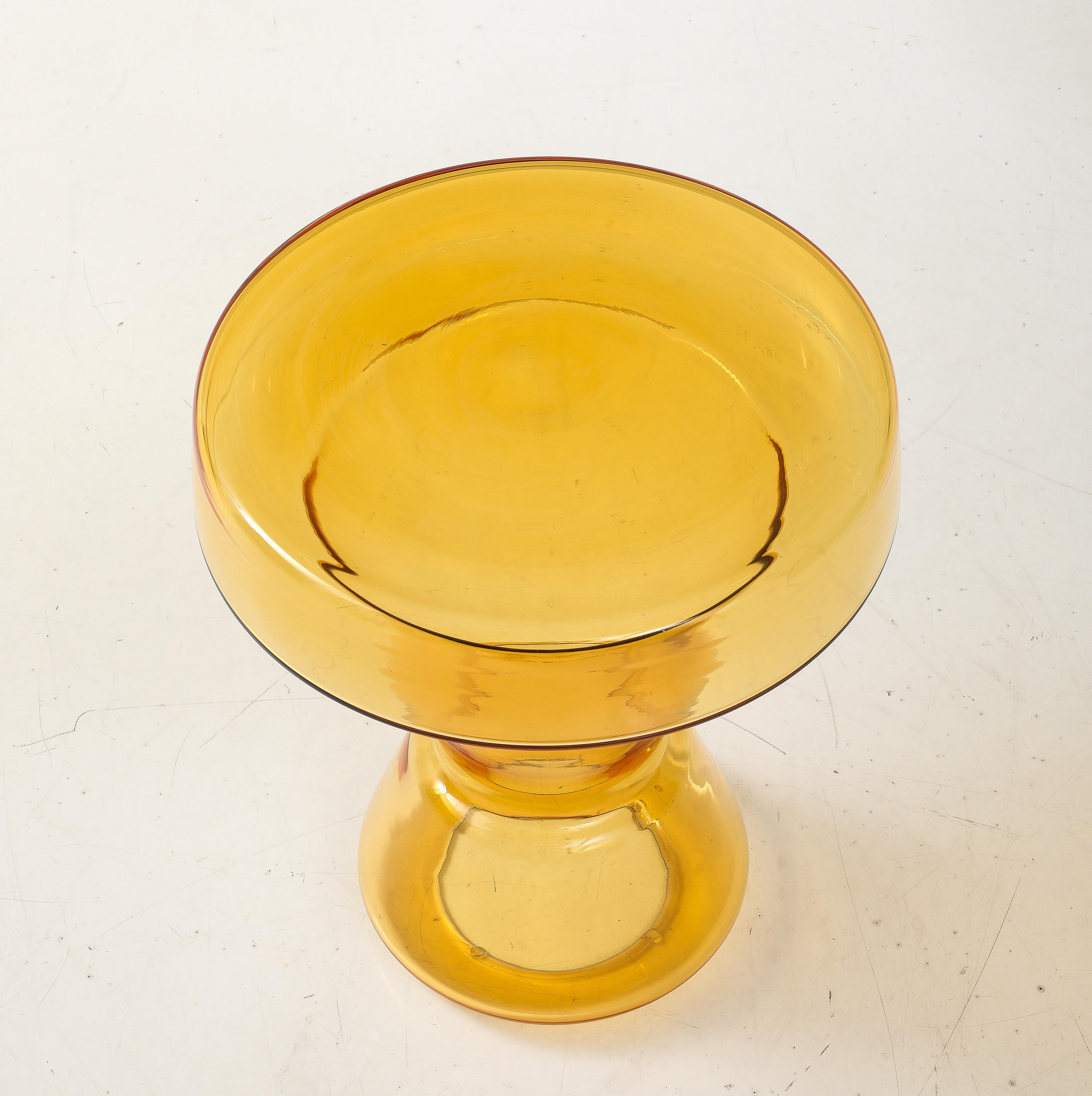 Handgegossener runder Beistelltisch aus Bernstein-Gold Murano-Glas, handgefertigt in Italien. In diesen Tabellen ist geblasenes Glas Struktur.  Dieser handgegossene und mundgeblasene, runde Beistelltisch aus Murano-Glas in der Farbe Amber Gold wurde