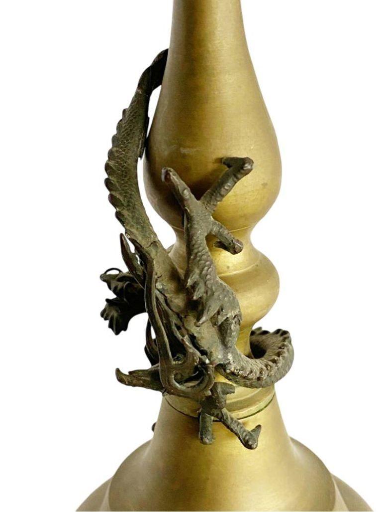 Inizio XX secolo Portacandele in ottone fuso a mano con drago cinese, CIRCA 1920 in vendita