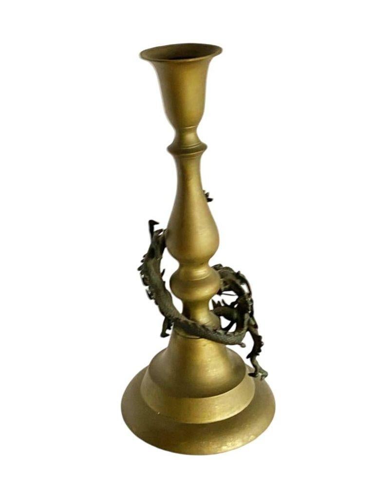 Ottone Portacandele in ottone fuso a mano con drago cinese, CIRCA 1920 in vendita