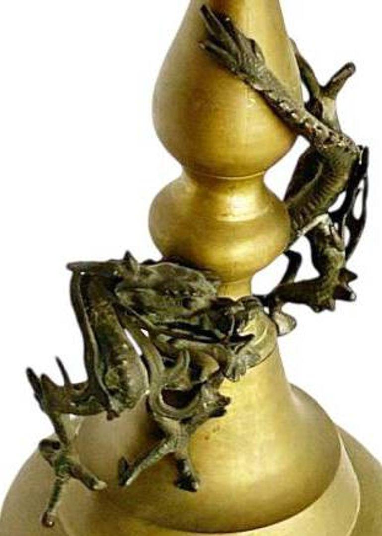Portacandele in ottone fuso a mano con drago cinese, CIRCA 1920 in vendita 1