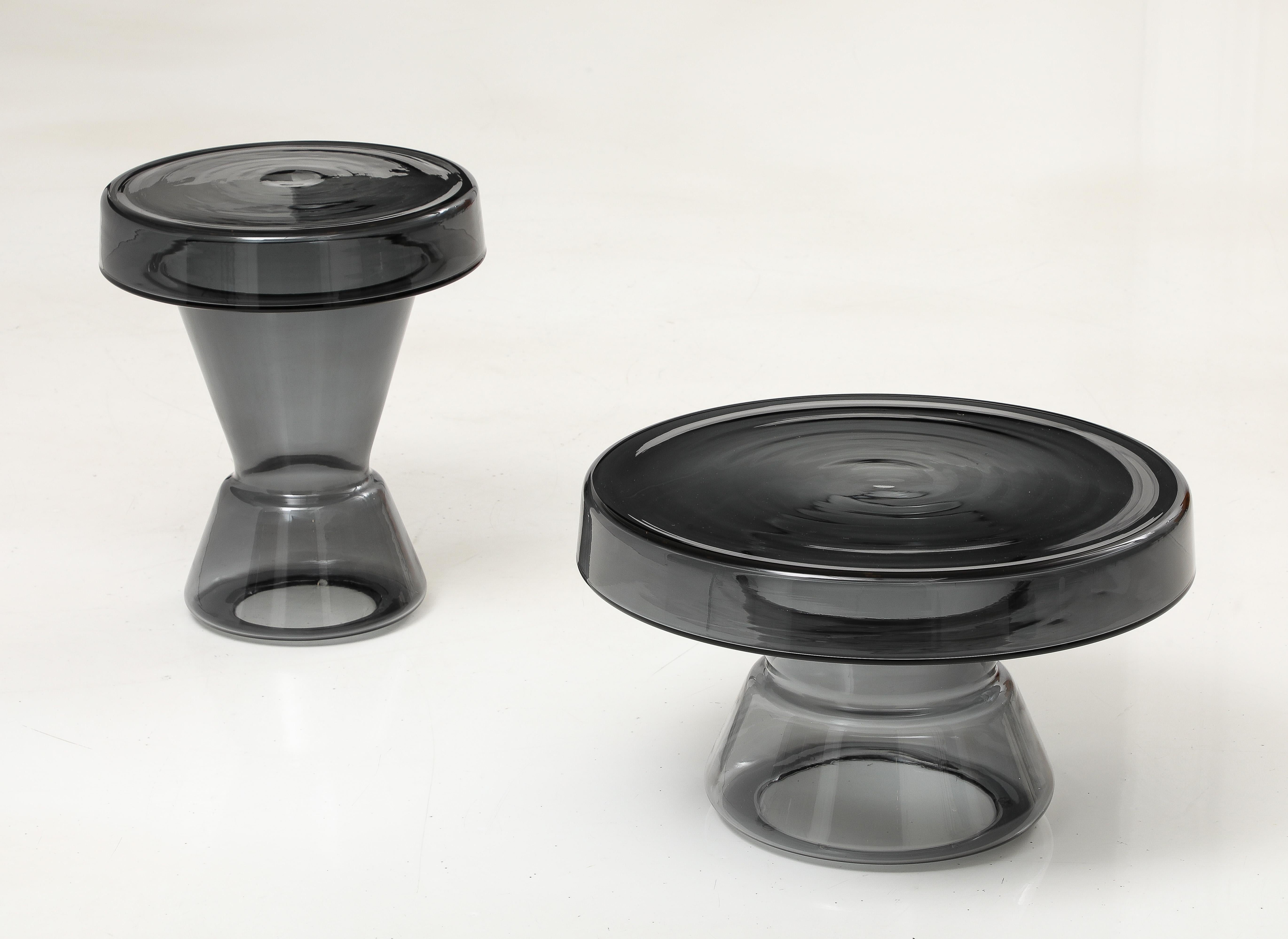 Table basse d'appoint en verre Murano rond, gris fumé, coulé à la main, Italie, 21 