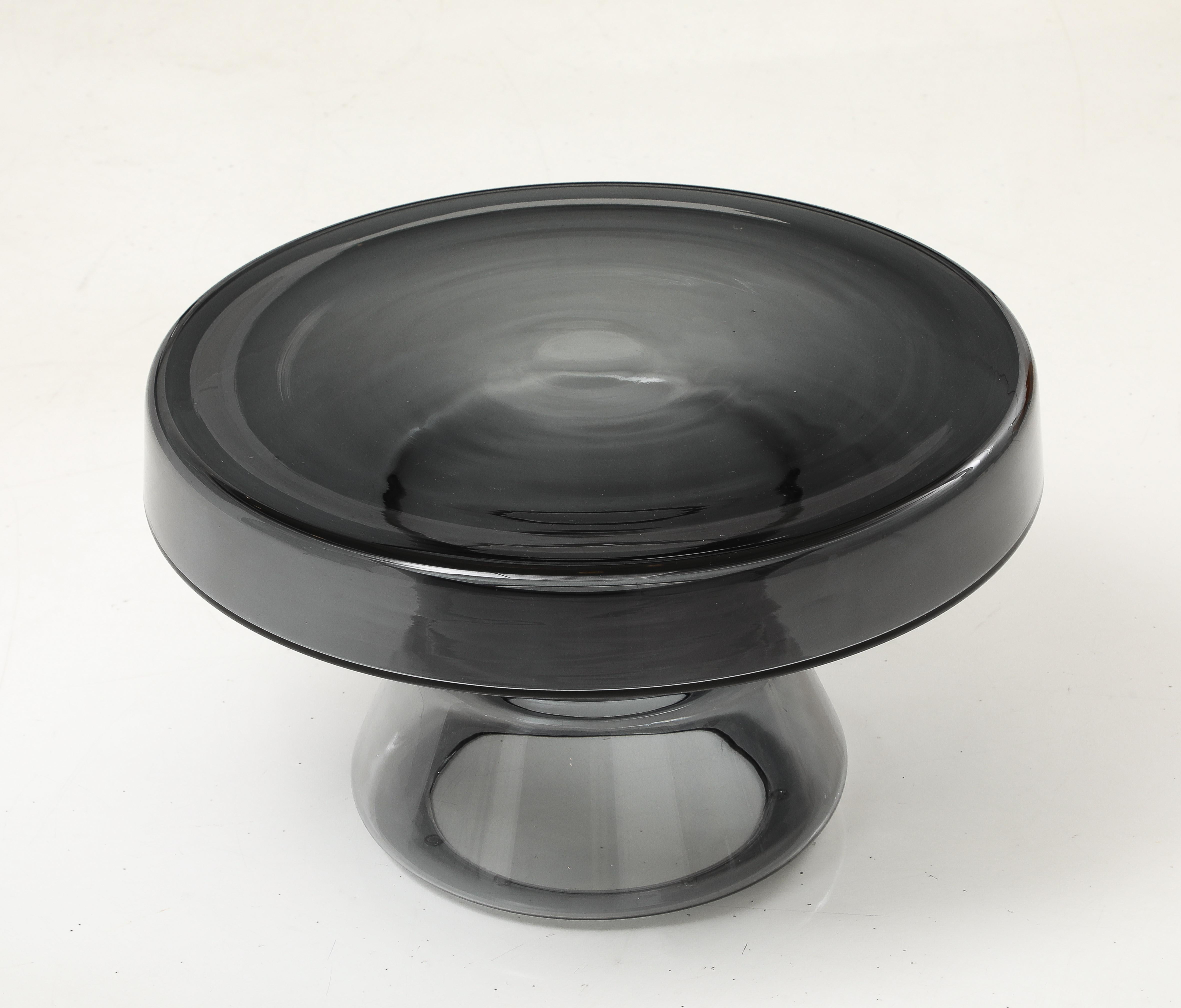 Mesa auxiliar redonda de cristal de Murano gris humo, Italia, 21 