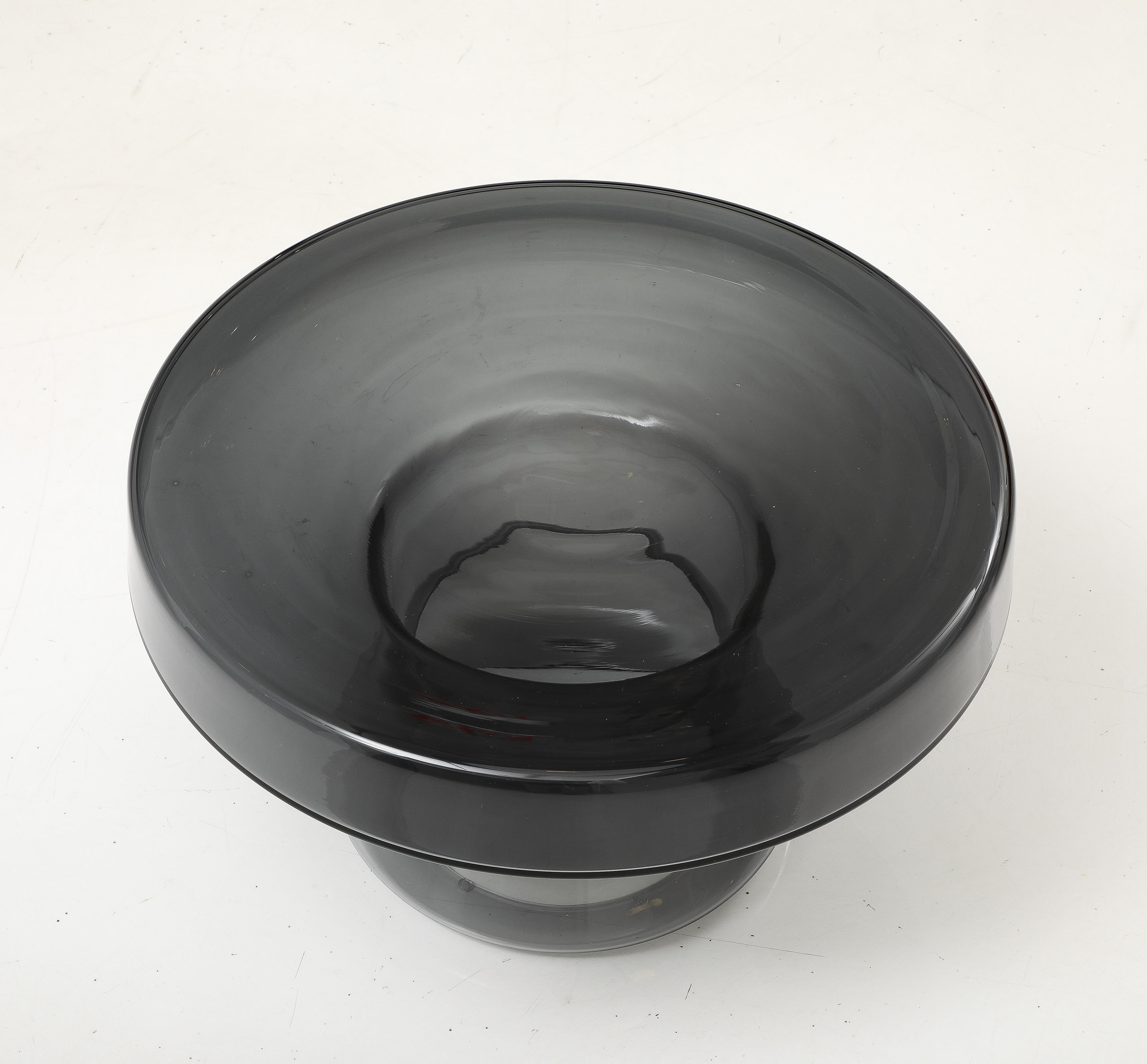 Mesa auxiliar redonda de cristal de Murano gris humo, Italia, 21 