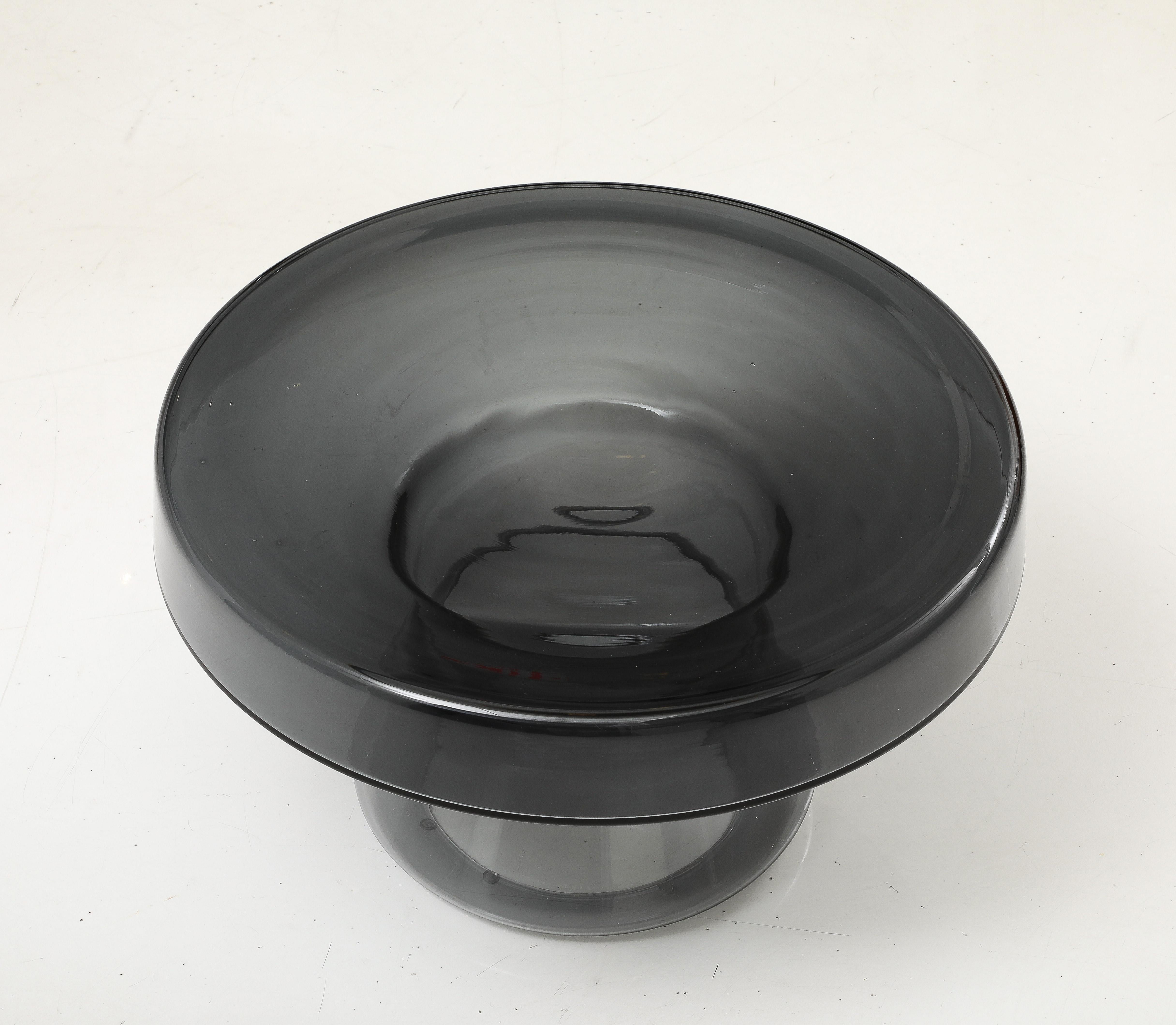 Mesa auxiliar redonda de cristal de Murano gris humo, Italia, 21 