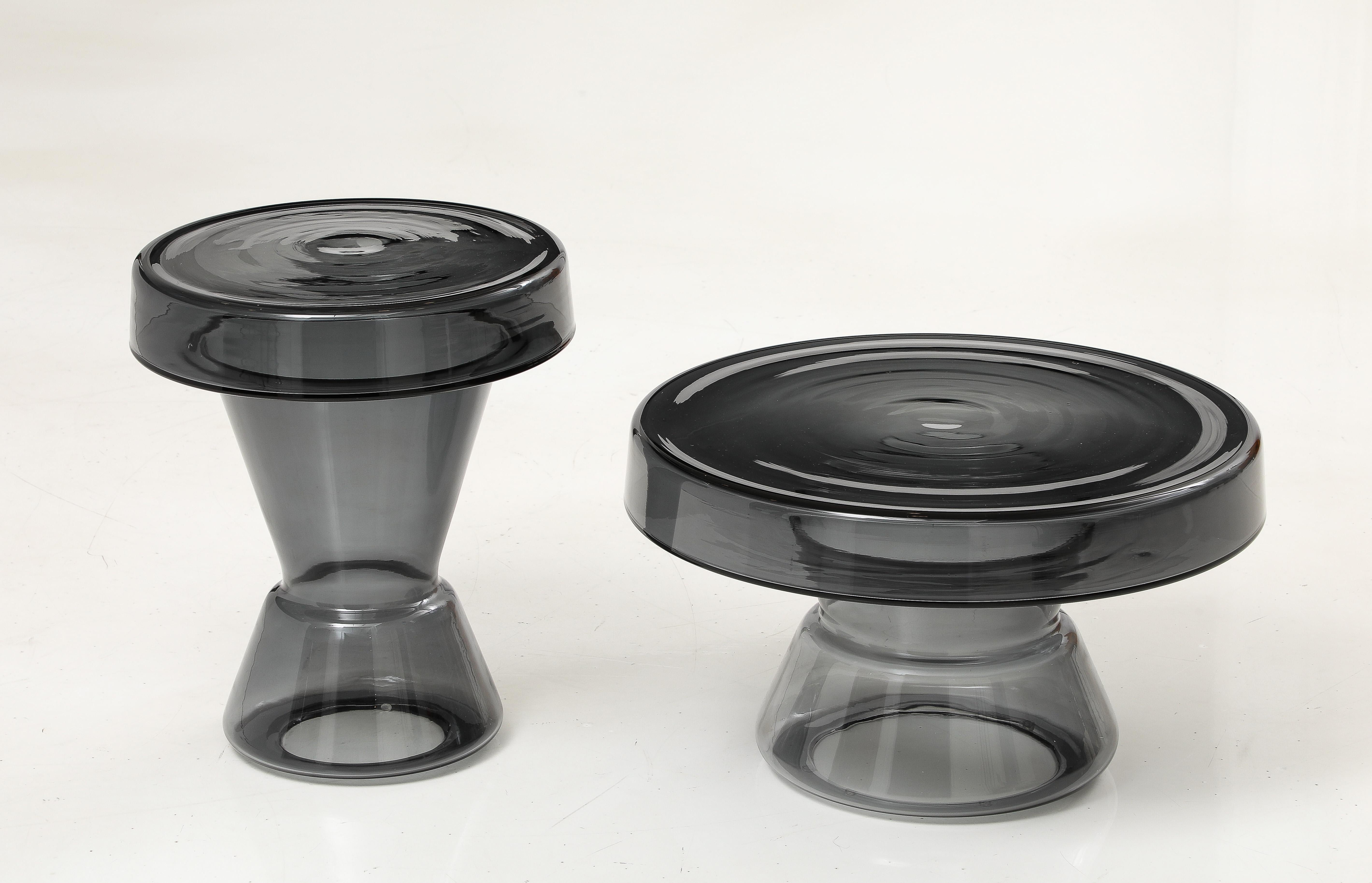 Mesa auxiliar redonda de cristal de Murano gris humo, Italia, 21 