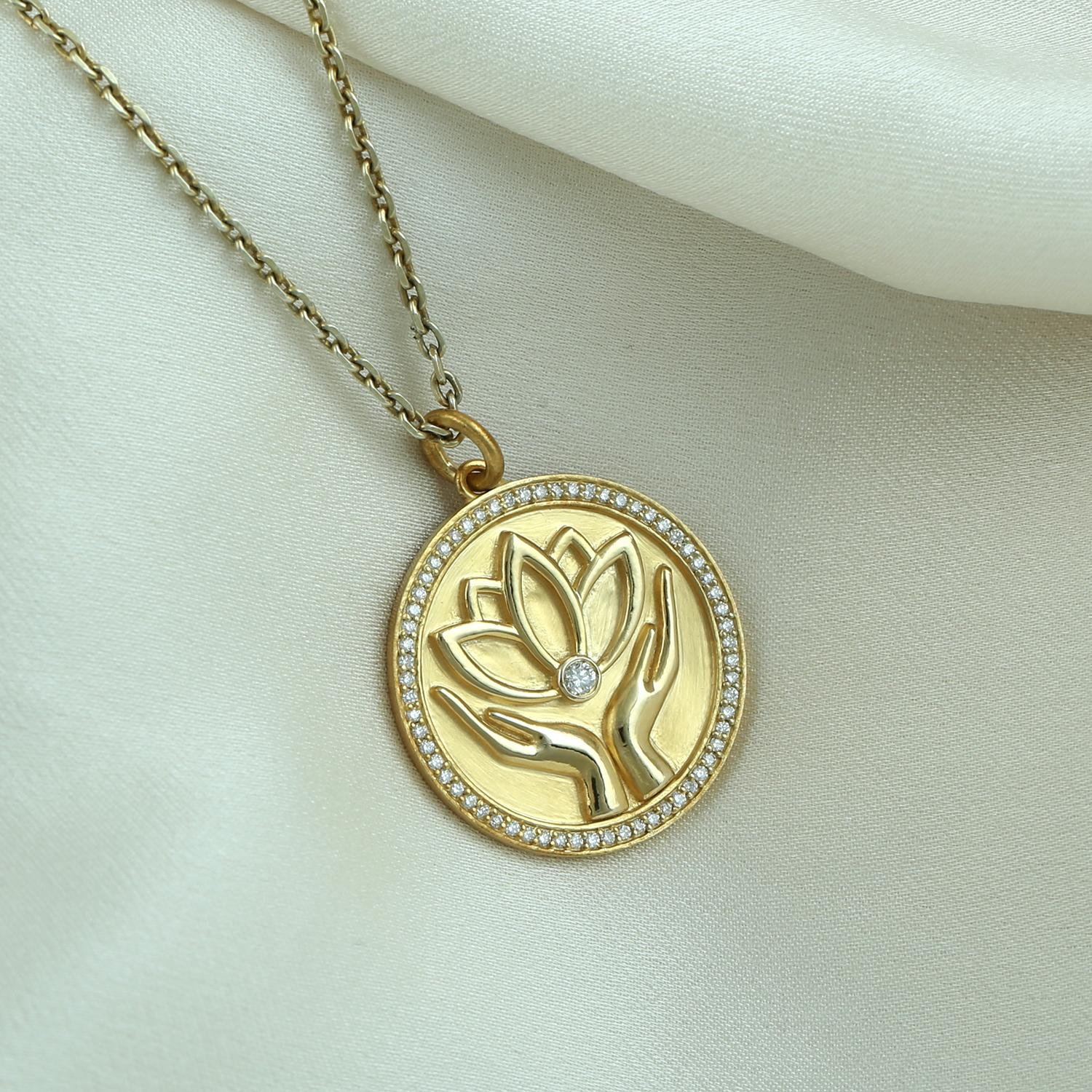 Art Déco Ciondolo Hand Made con diamanti in oro giallo 14k in vendita