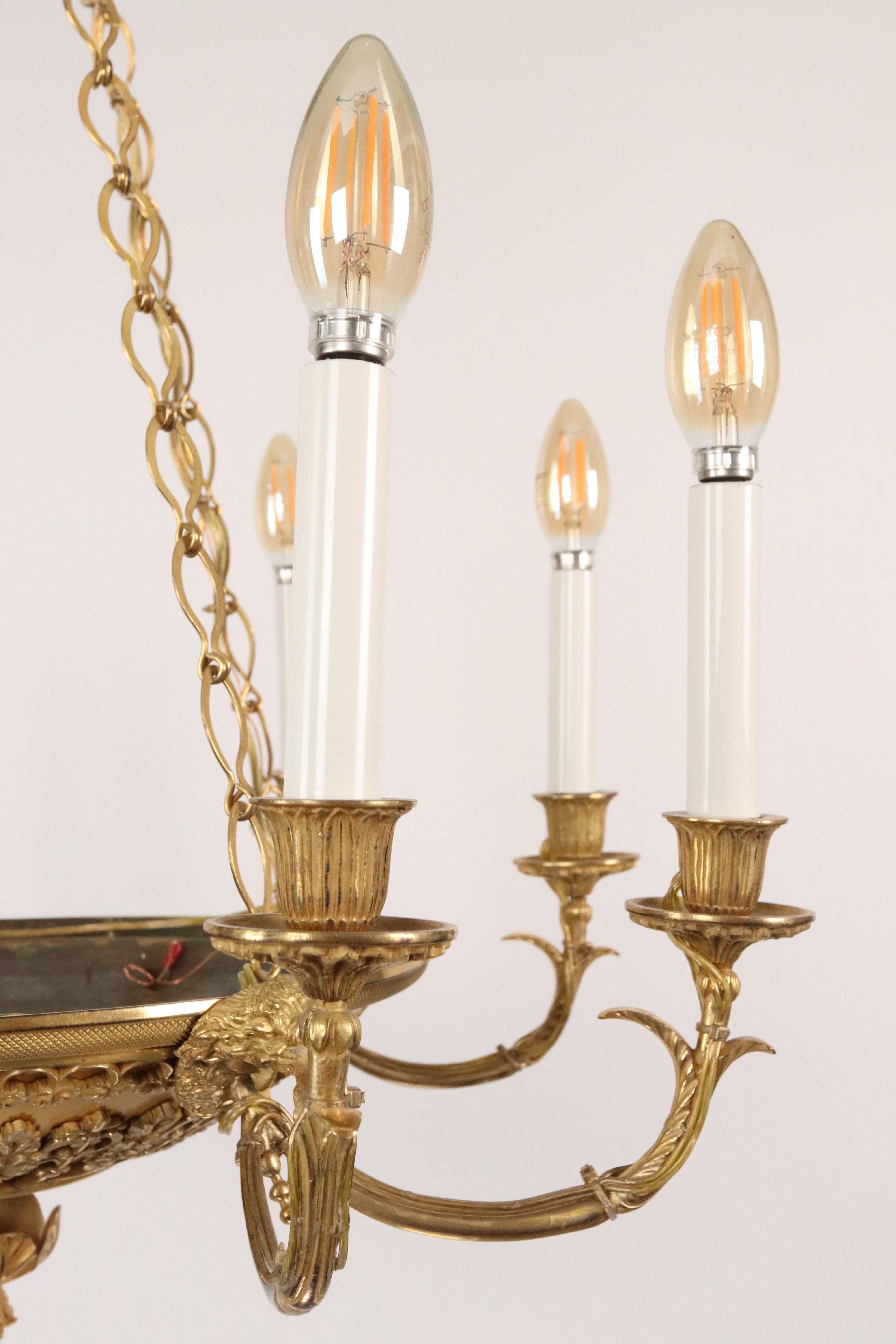 Lampadario francese a 8 luci in bronzo dorato e cesellato a mano in vendita 3
