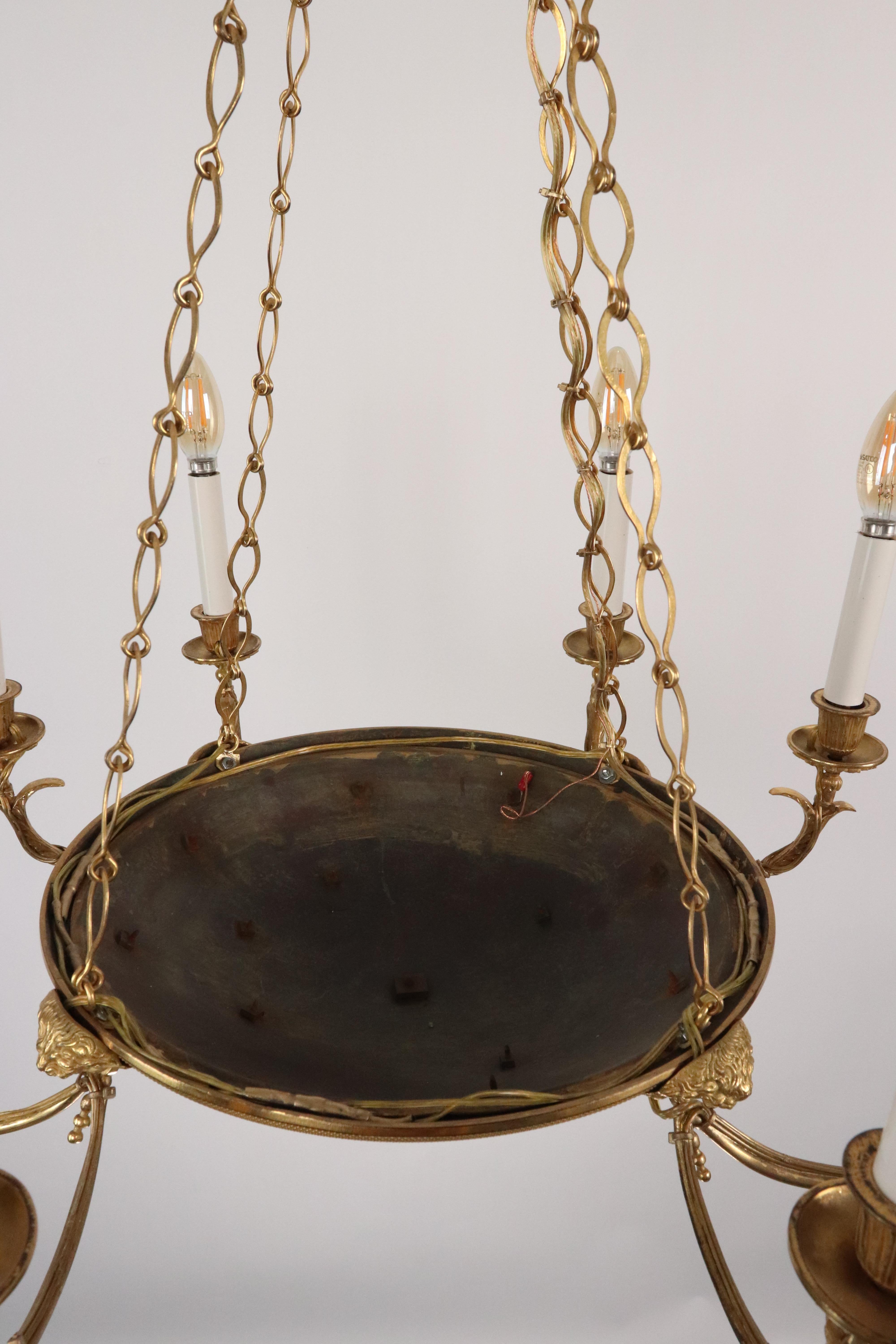 Lampadario francese a 8 luci in bronzo dorato e cesellato a mano in vendita 4