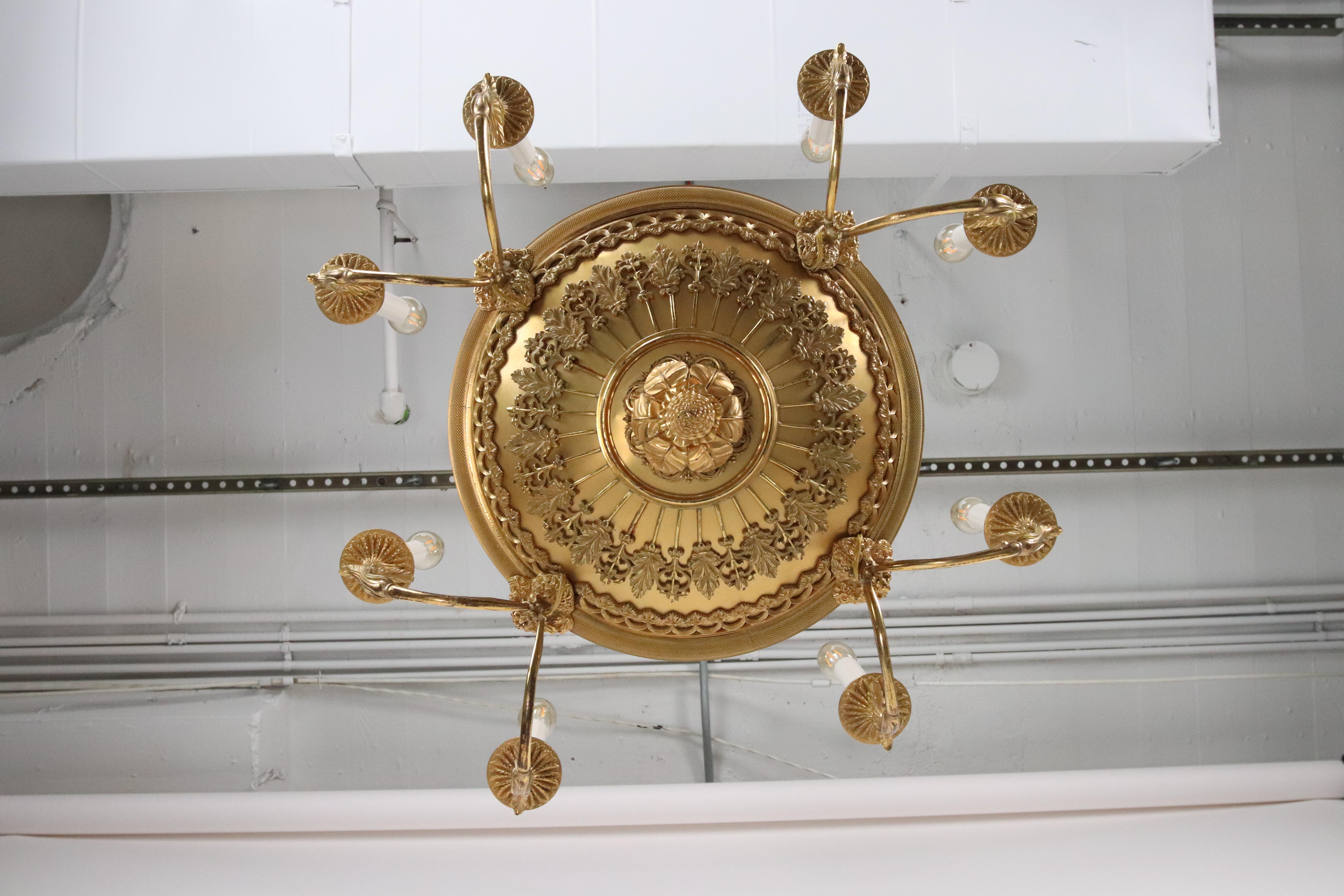 Lampadario francese a 8 luci in bronzo dorato e cesellato a mano in vendita 7