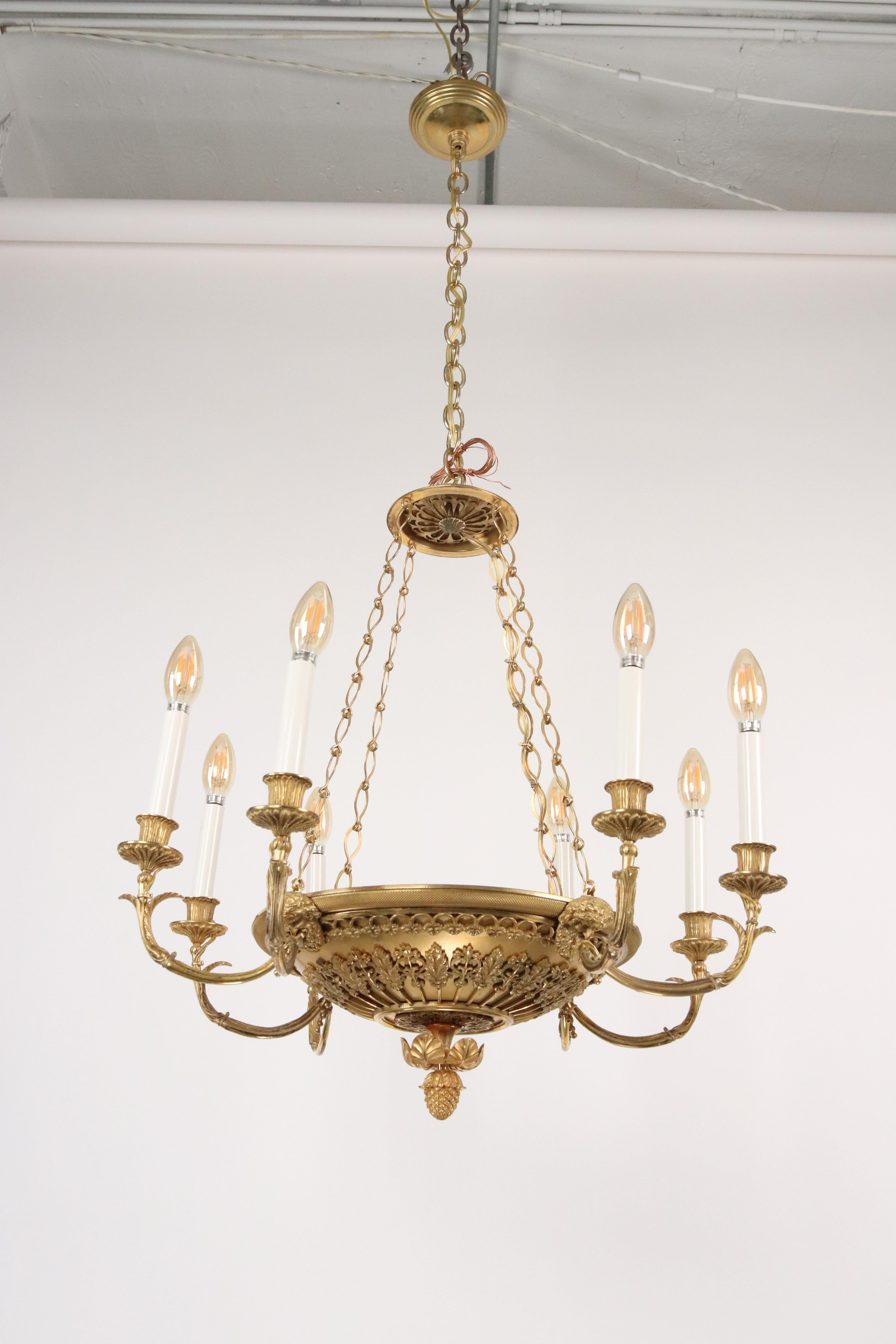 Lampadario in bronzo dorato pesantemente cesellato a mano. Può contenere otto lampadine E-12. Pulito e restaurato. Piccola quantità disponibile al momento della pubblicazione. Si prega di informarsi. Prezzo unitario. Nota bene: questo articolo si