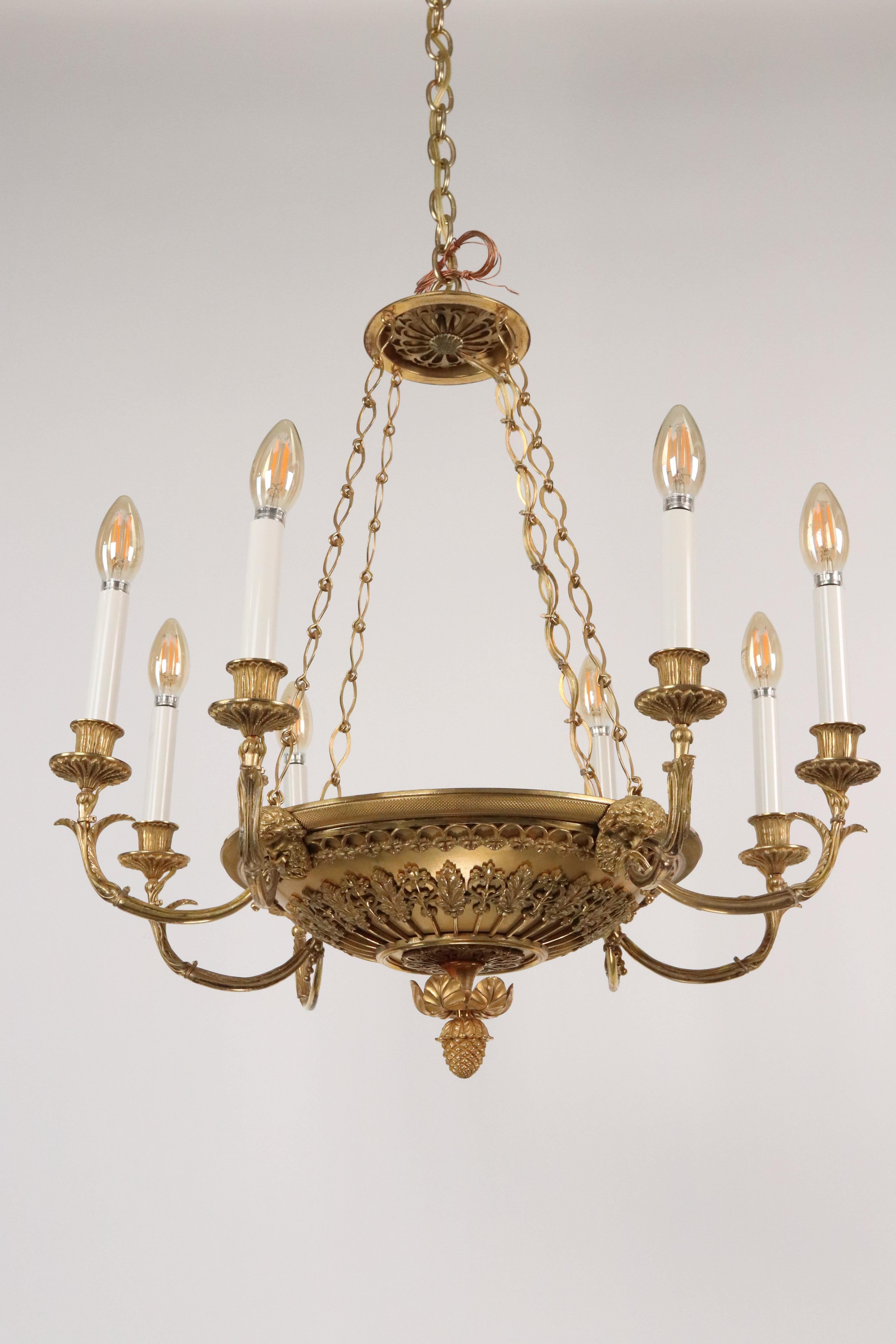 Americano Lampadario francese a 8 luci in bronzo dorato e cesellato a mano in vendita