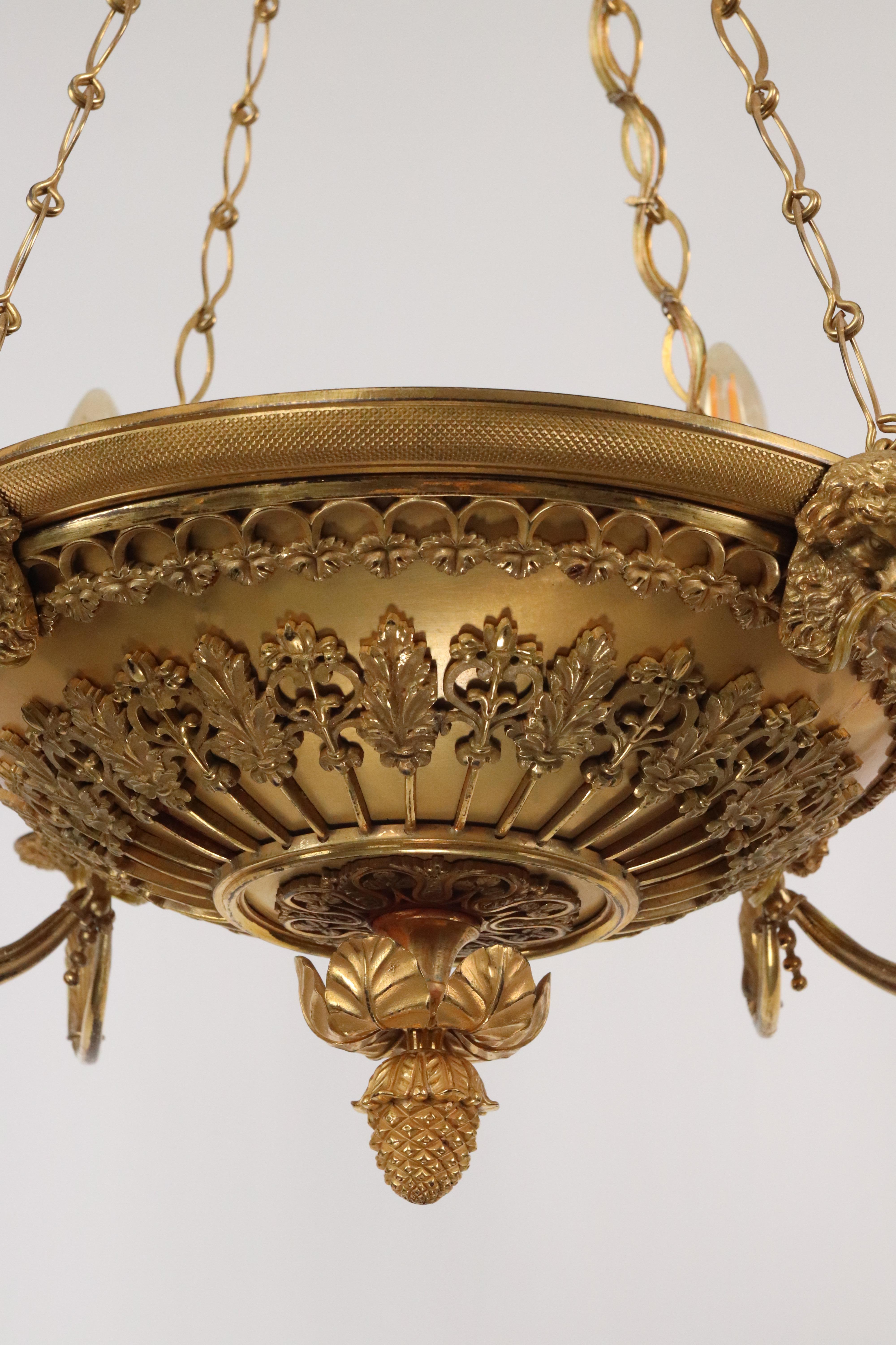 Lampadario francese a 8 luci in bronzo dorato e cesellato a mano In condizioni buone in vendita a New York, NY