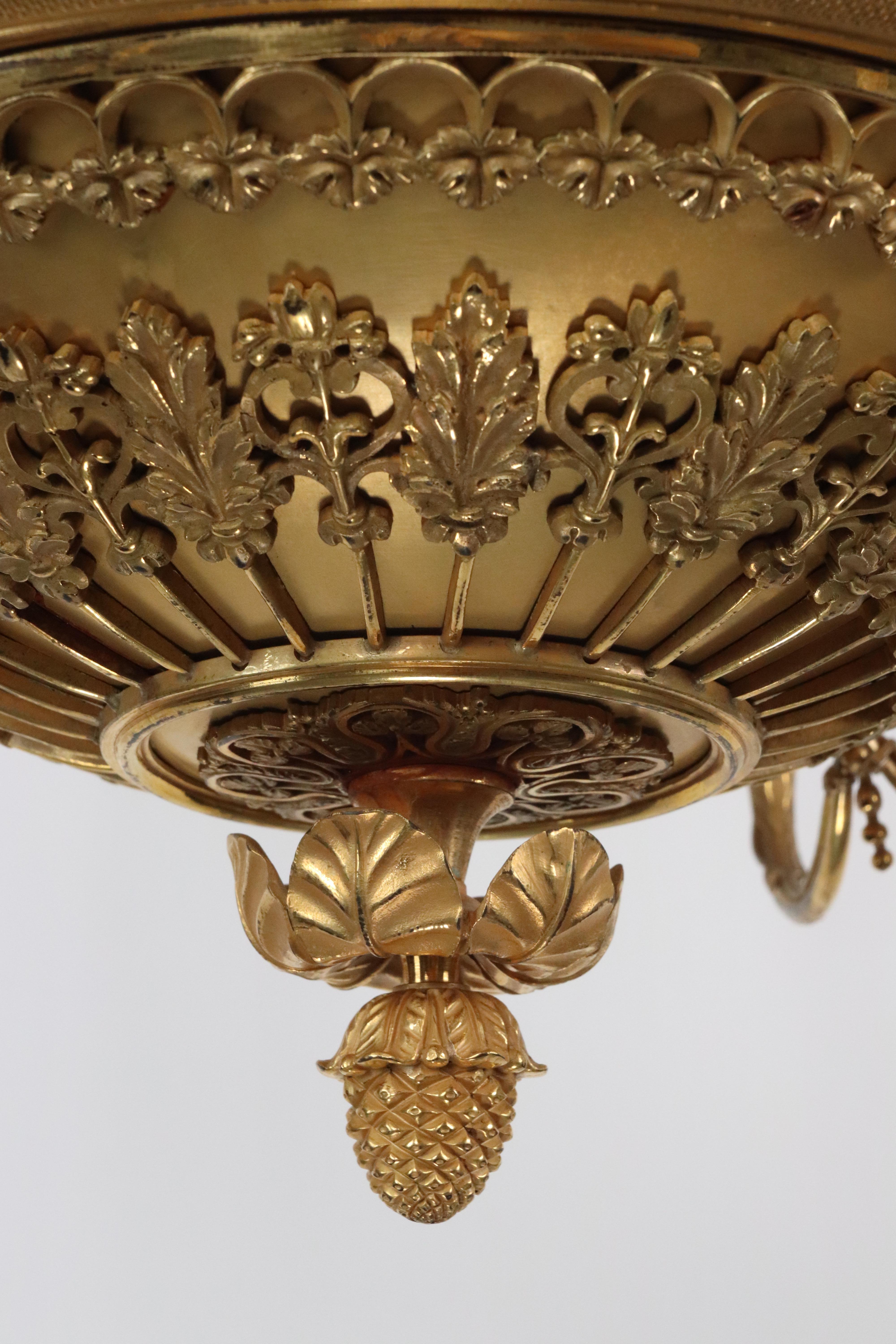 XX secolo Lampadario francese a 8 luci in bronzo dorato e cesellato a mano in vendita