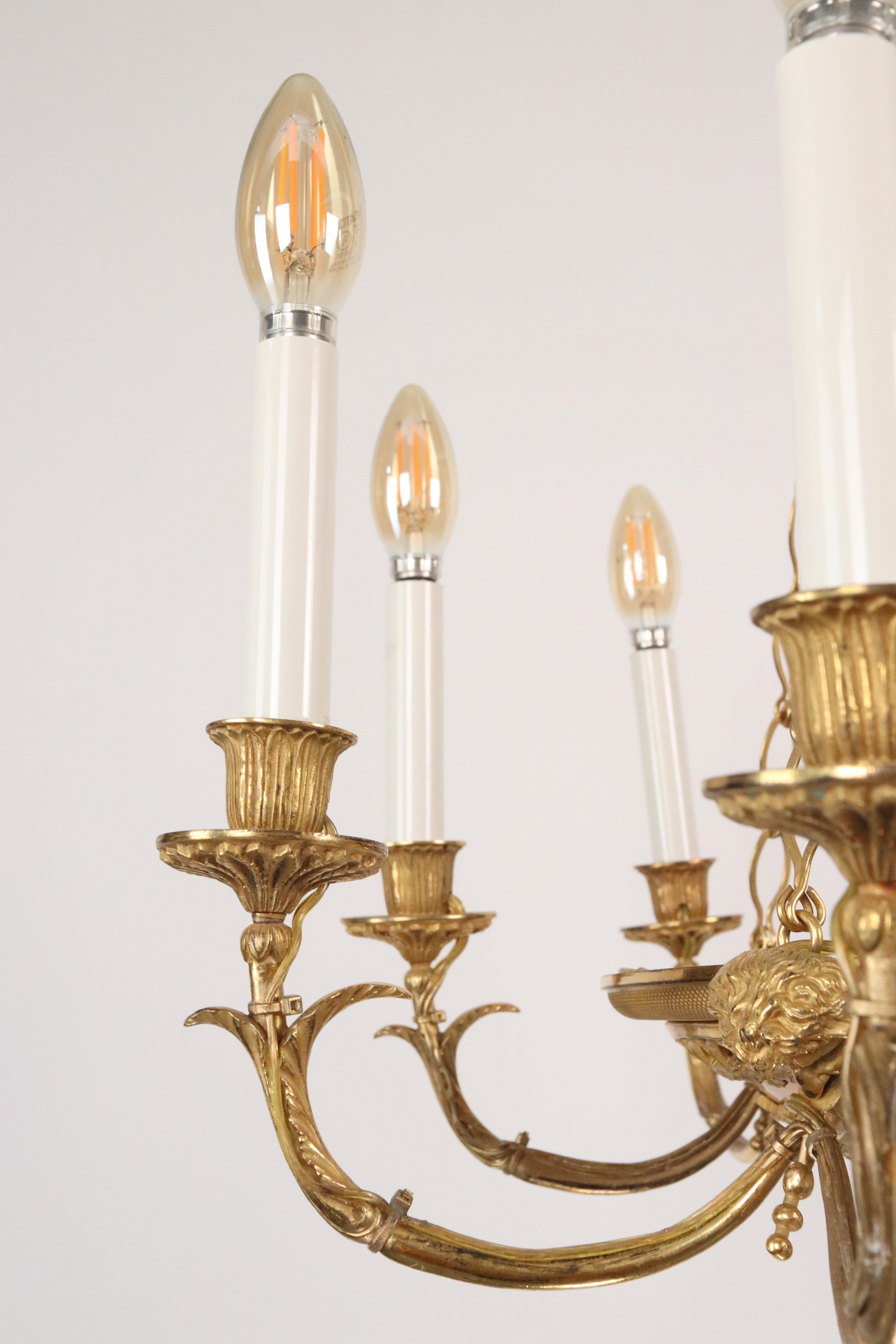Bronzo Lampadario francese a 8 luci in bronzo dorato e cesellato a mano in vendita