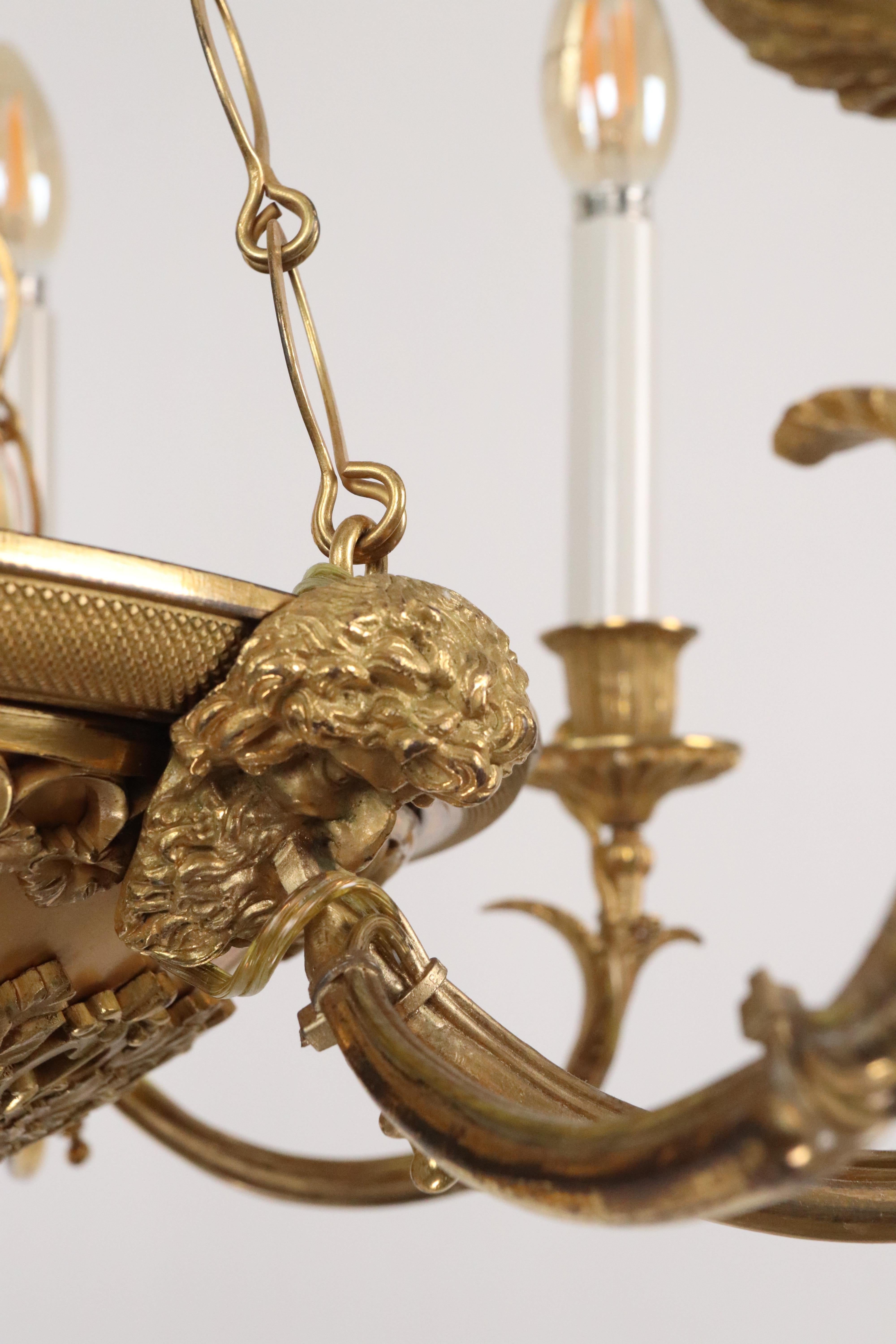 Lampadario francese a 8 luci in bronzo dorato e cesellato a mano in vendita 1