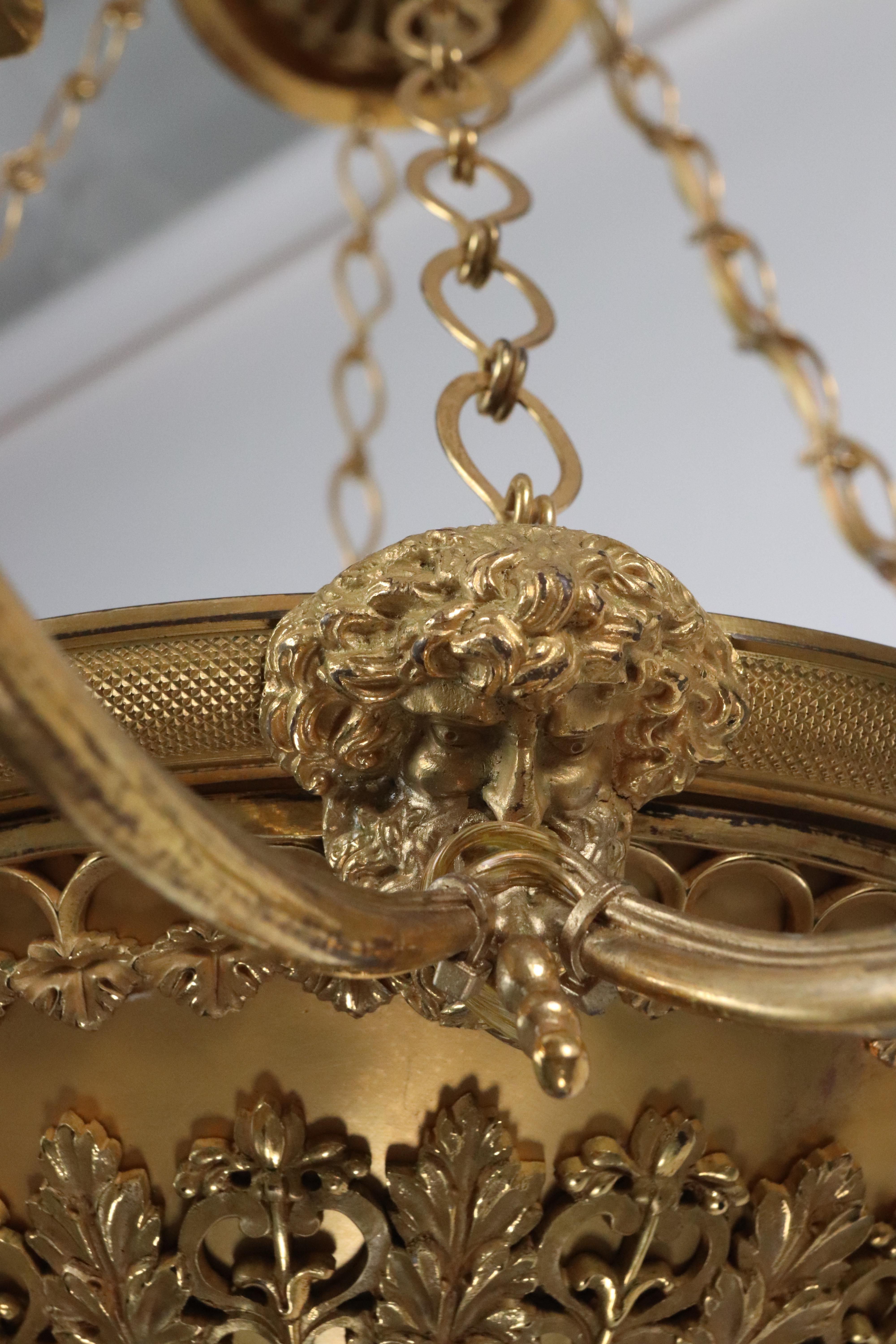 Lampadario francese a 8 luci in bronzo dorato e cesellato a mano in vendita 2