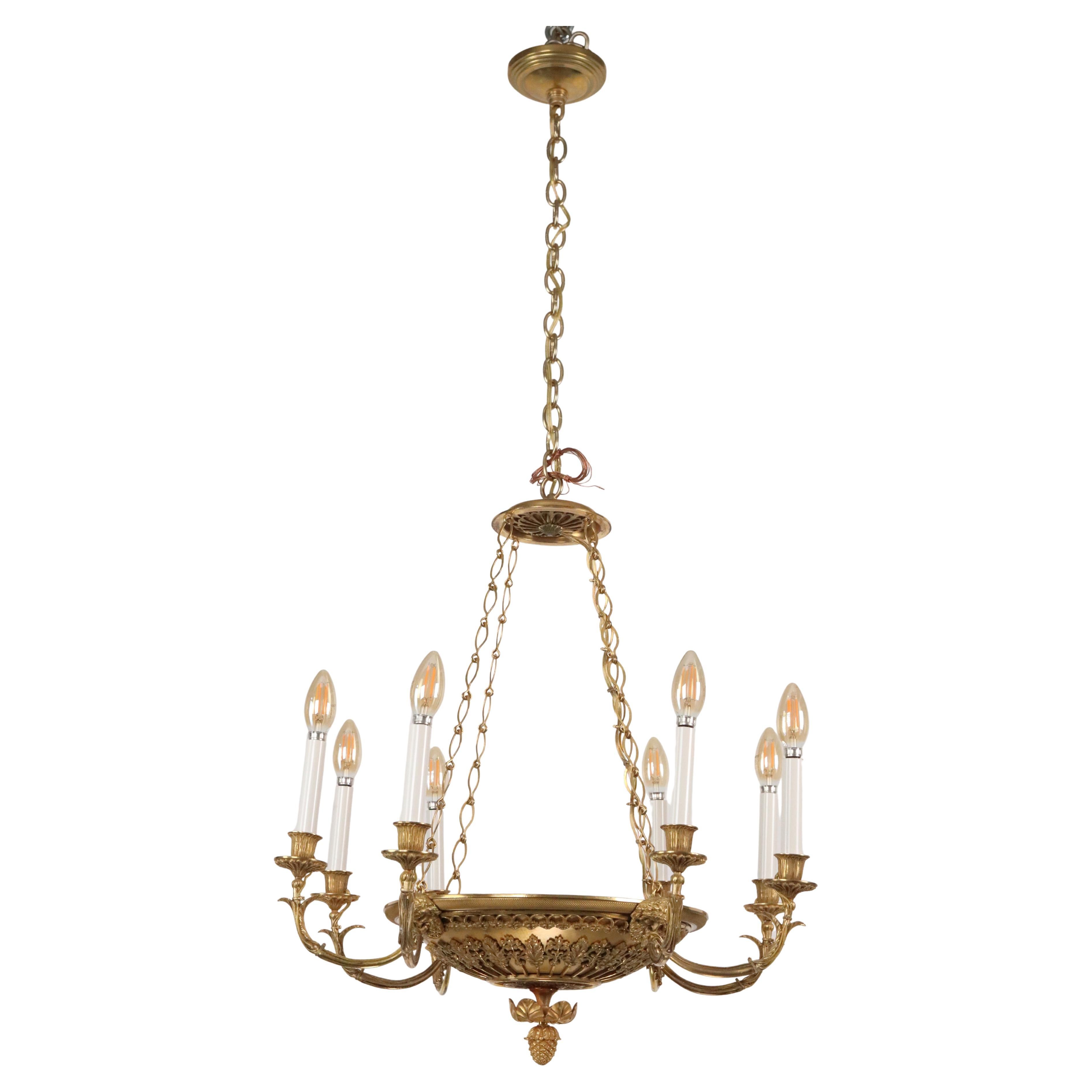 Lampadario francese a 8 luci in bronzo dorato e cesellato a mano