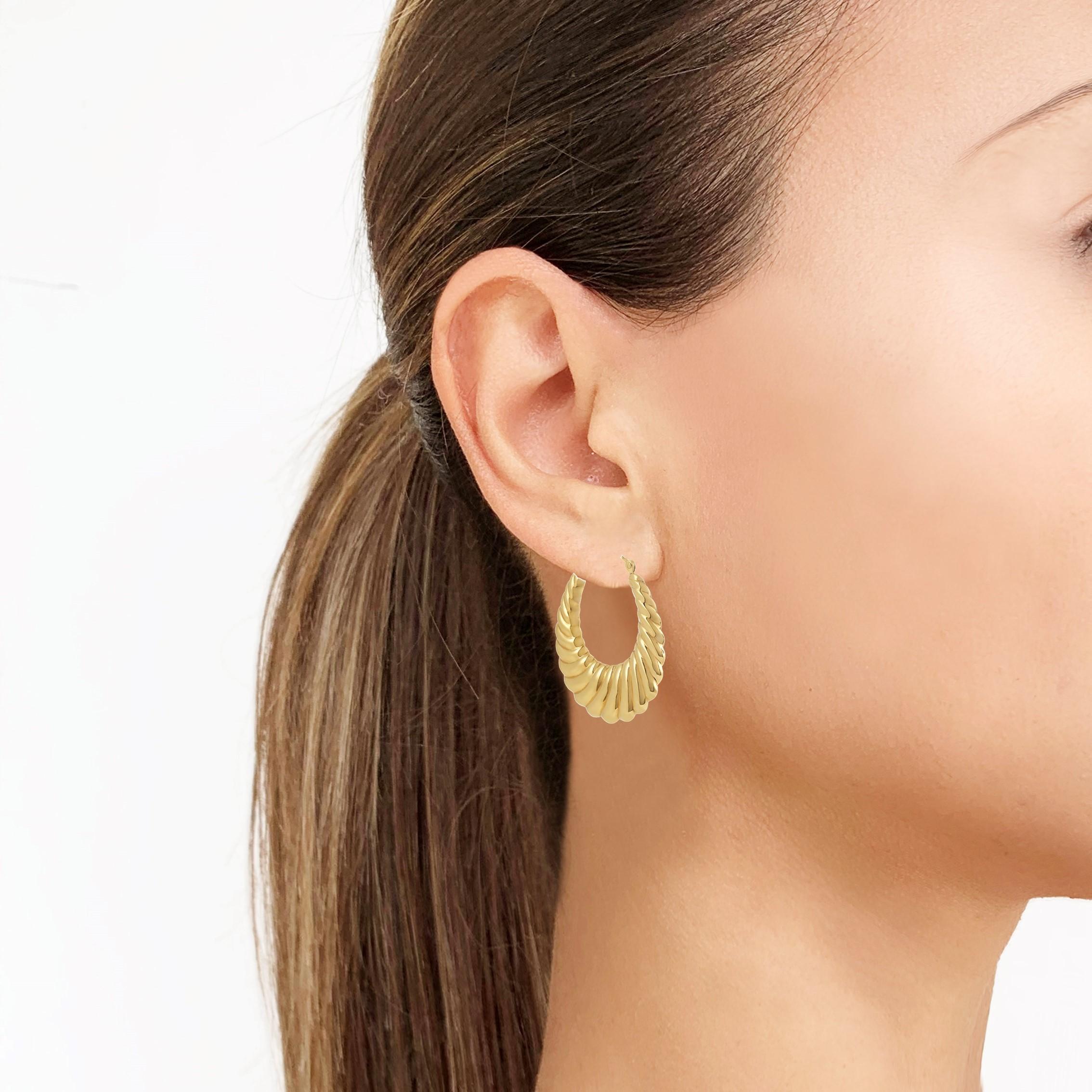 Rosior Hoop Earrings made in 19.2K Yellow Gold.
Very light so comfortable for an everyday basis.
Weight in Gold: 7.30 g.
Handmade in Portugal.
Stamped by the portuguese assay office as 19.2K Gold.
Stamped with Rosior hallmark.
Loyal to artisanal