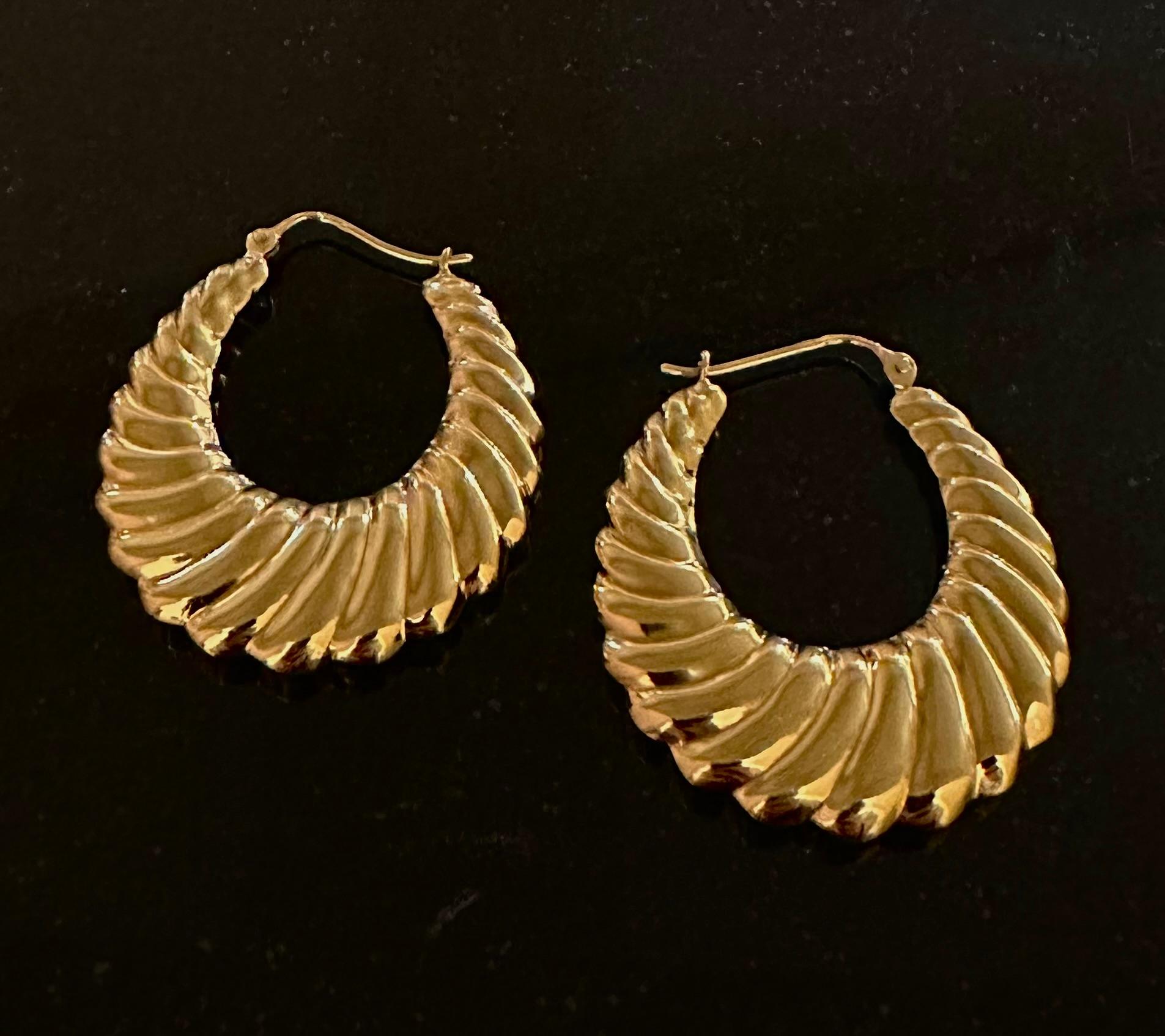 Hand Chiseled Gold Hoop Earrings In New Condition For Sale In Porto, PT
