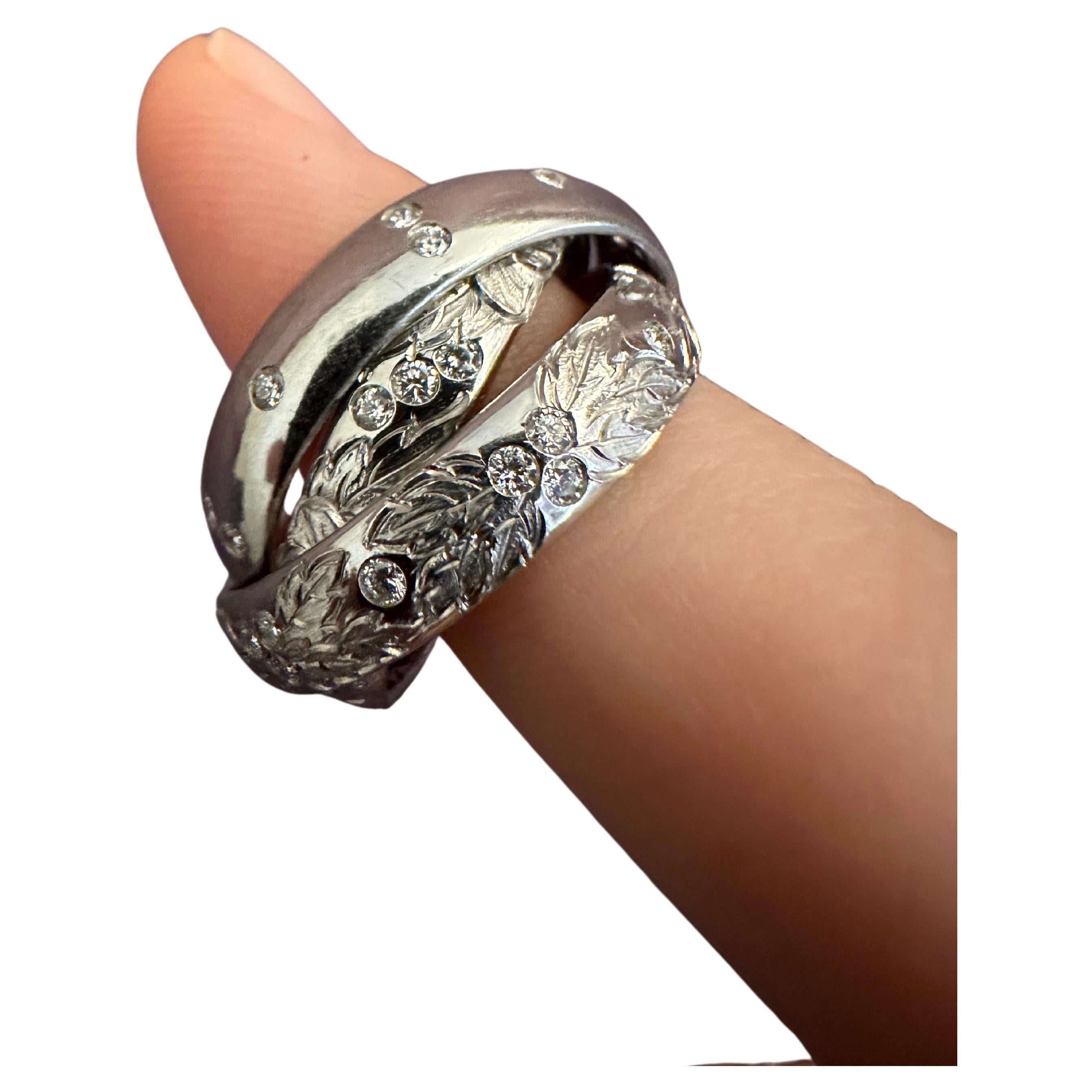 Bague à trois anneaux en platine ciselée à la main et sertie de diamants en vente
