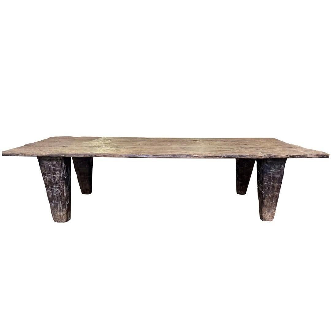Cette pièce exceptionnelle est un authentique lit de table tribal Nagaland de la région du nord-est de l'Inde, mêlant artisanat robuste et beauté naturelle. Ciselé à la main à partir d'une seule pièce de bois dur massif indigène, il présente des