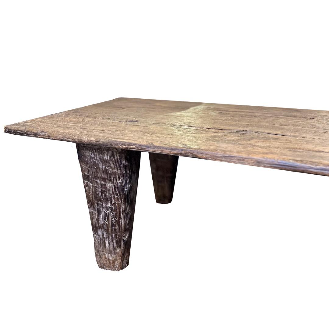 Indien Table en bois ciselé à la main Nagaland Tribal Wood en vente