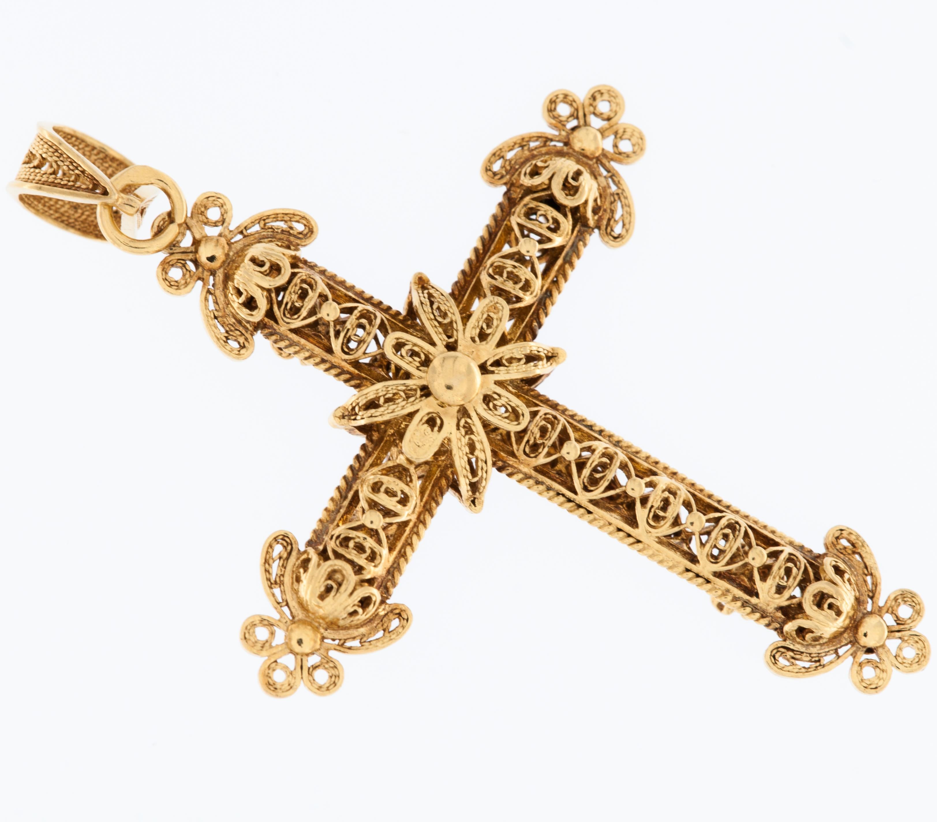 Gorgeous Portuguese crucifix in 19kt yellow gold representing Jesus crucified. The term crucifix refers to a cross with Jesus on it. Sublime work of details on both sides, this pendant is in good condition. On the left side has a missing small