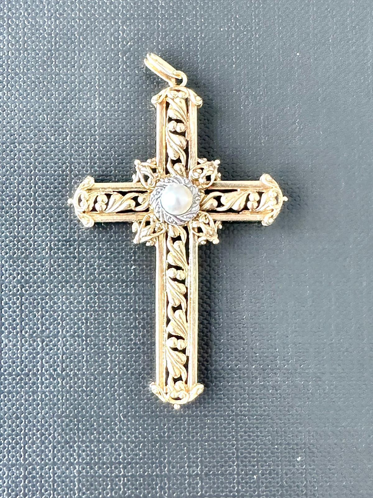 Wunderschönes italienisches Kreuz aus 18kt Gelb- und Weißgold. Die Perle ist auf einer Krone aus Weißgold in der Mitte des Anhängers angebracht. Die Besonderheit dieses Kreuzes liegt in den verschiedenen Techniken, mit denen das Gold bearbeitet
