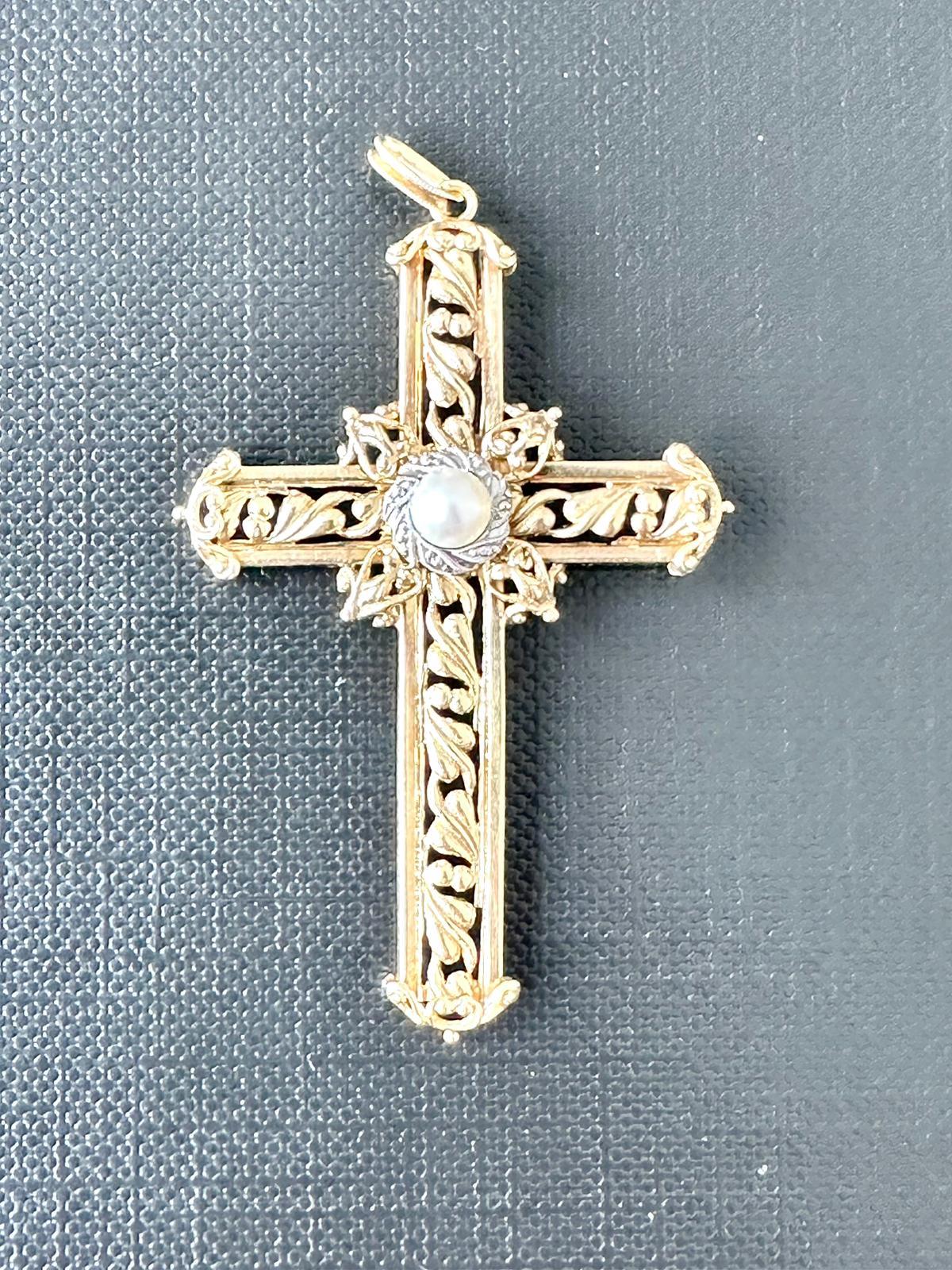 Magnifique croix italienne en or jaune et blanc 18kt. La perle est sertie sur une couronne en or blanc au centre du pendentif. Cette croix est particulière en raison des différentes techniques utilisées pour travailler l'or. Appliqué, travail