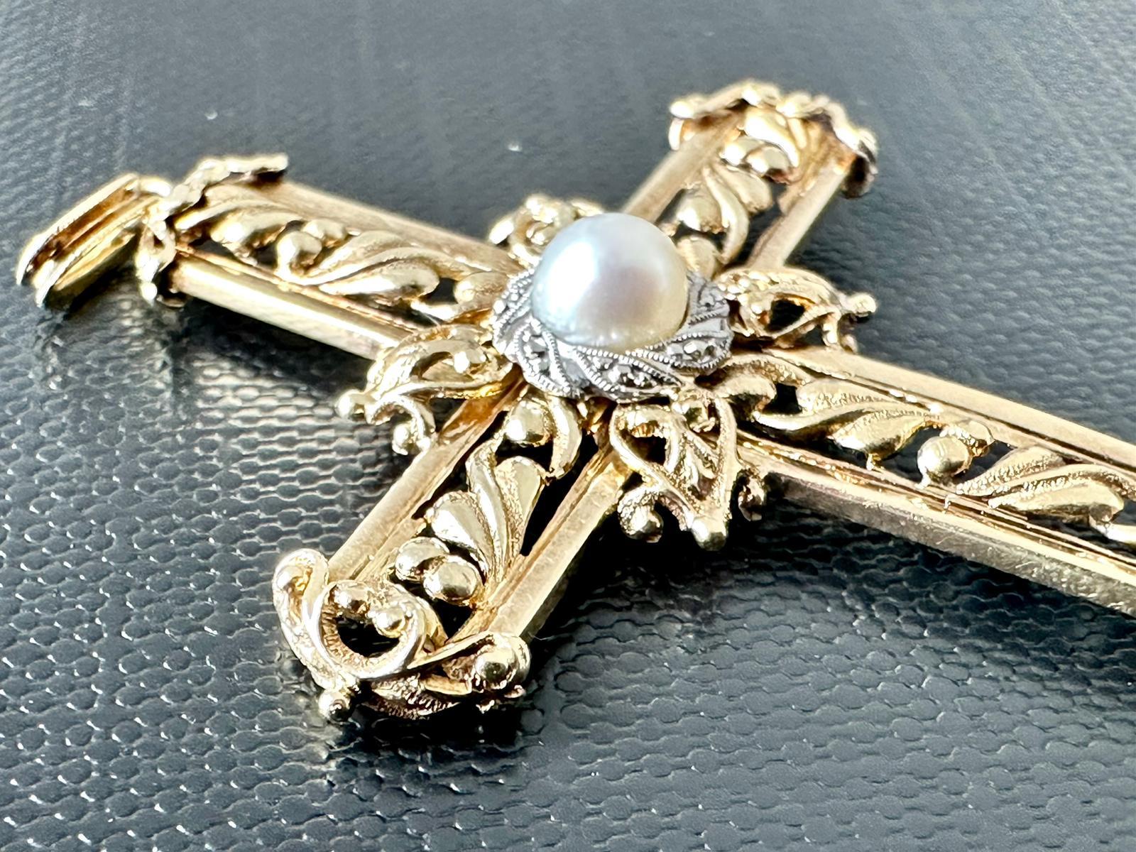 Art Deco Hand-Chiselled Italian Cross 18 Karat Gold and White Pearl For Sale
