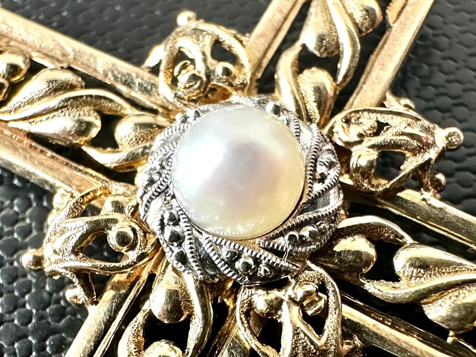 Taille ronde Croix italienne ciselée à la main en or 18 carats et perles blanches  en vente